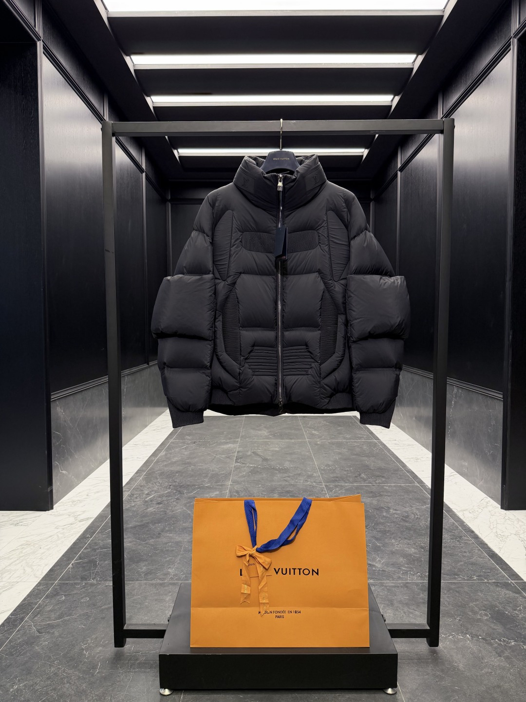 NO:688987,Special down Louis Vuitton Lv2025 new heavy-duty machine-style stand-collar down jacket. Filled with goose down. Extremely full filling. Easy to get through the cold winter in one piece. Decorated with webbing embroidery on the collar. The ultimate heavy-duty item. Comes standard with an oversized hand shopping bag, original nylon suit storage bag, oversized airplane box, original hanger, and a full set of gift boxes to hang at home.  This short down jacket is a statement piece, designed for the modern man who values functionality and beauty. The epitome of avant-garde menswear, this down jacket is made from lightweight nylon with water-repellent properties. Decorated with novel quilting and web embroidery on the collar. Made of fine, soft fabric Polyester lining Filled wi19860909特级羽绒 Louis Vuitton Lv2025全新重工机甲风立领羽绒外套.鹅绒填充.填充极致饱满.一件轻松度过寒冬.领口饰有织带刺绣.极致重工单品. 标配超大手提购物袋,原版尼龙西装收纳袋,超大飞机盒,原版衣架,全套礼盒挂装到家. 此款短款羽绒夹克是一款个性单品,专为注重功能性和美观的现代男士设计.此款羽绒夹克是前卫男装的典范之作,采用具有拒水性能的轻盈尼龙面料制成.饰有新颖绗缝,领口饰有织带刺绣. 采用细密柔软面料制成 聚酯纤维衬里 填充羽绒 立领 拉链开合 隐藏式口袋 松紧袖口 弹性下摆 异型绗缝设计 粘合标识字样 拉链配有LV铭纹拉链头 Size48-56,路易威登-服装,louis vuitton,louis vuitton,louis vuitton,jackets & coats,jackets & coats,down jacket,business suit,,Women's clothing