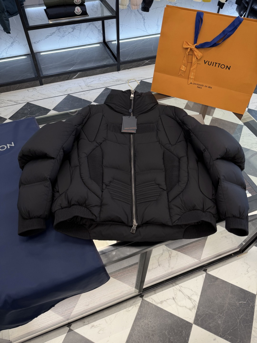 NO:688990,Louis Vuitton Lv2025 new heavy-duty machine-style stand-collar down jacket. More details are shot.,Louis Vuitton-clothing,louis vuitton,louis vuitton,louis vuitton,jackets & coats,down jacket,19860909Louis Vuitton Lv2025全新重工机甲风立领羽绒外套.更多细节实拍.,路易威登-服装,louis vuitton,louis vuitton,louis vuitton,jackets & coats,down jacket,,Women's clothing