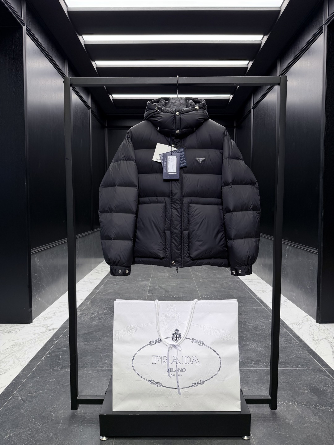 NO:688996,Special down Prada triangle badge 3D quilted hooded down jacket. Removable hood, variable stand-up collar jacket. Goose down filling. Ultra-light and ultra-soft tear-resistant nylon fabric. The upper body experience is extremely light. Comes standard with an oversized hand shopping bag, original nylon suit storage bag, oversized airplane box, original hanger, and a full set of gift boxes to hang at home. Prada  Made for adventure, this men's short down jacket brings you warmth and comfort. The decorative elements on the back convey the design concept of the ladder of dreams. This three-dimensional quilted down jacket is made of lightweight ripstop fabric. Details Nylon laque lining Double-layer windproof fly Filled down Detachable hood Zip and snap fastening Zippered pockets Elastic cuffs Adjustable cuffs Elastic drawstring hem Classic triangle badge Size: 48-56  black,Prada-clothing,prada,prada,jackets & coats,jackets & coats,down jacket,business suit,hats,19860909特级羽绒Prada三角徽章3D绗缝连帽羽绒外套.连帽可脱卸,可变立领夹克.鹅绒填充.超轻超软抗撕裂尼龙面料.上身体验极致轻便. 标配超大手提购物袋,原版尼龙西装收纳袋,超大飞机盒,原版衣架,全套礼盒挂装到家. Prada 此款男士短款羽绒夹克专为冒险打造,为您带来温暖呵护.后背装饰元素传达了梦想阶梯的设计理念.这款立体绗缝羽绒外套采用轻质抗撕裂面料制成. 详情 采用尼龙面料制成 Nylon laque衬里 双层防风门襟 填充羽绒 可拆卸兜帽 拉链和按扣开合 拉链口袋 弹性袖口 可调节式袖口 弹性抽绳下摆 经典三角徽章logo Size:48-56 黑色,普拉达-服装,prada,prada,jackets & coats,jackets & coats,down jacket,business suit,hats,,Women's clothing