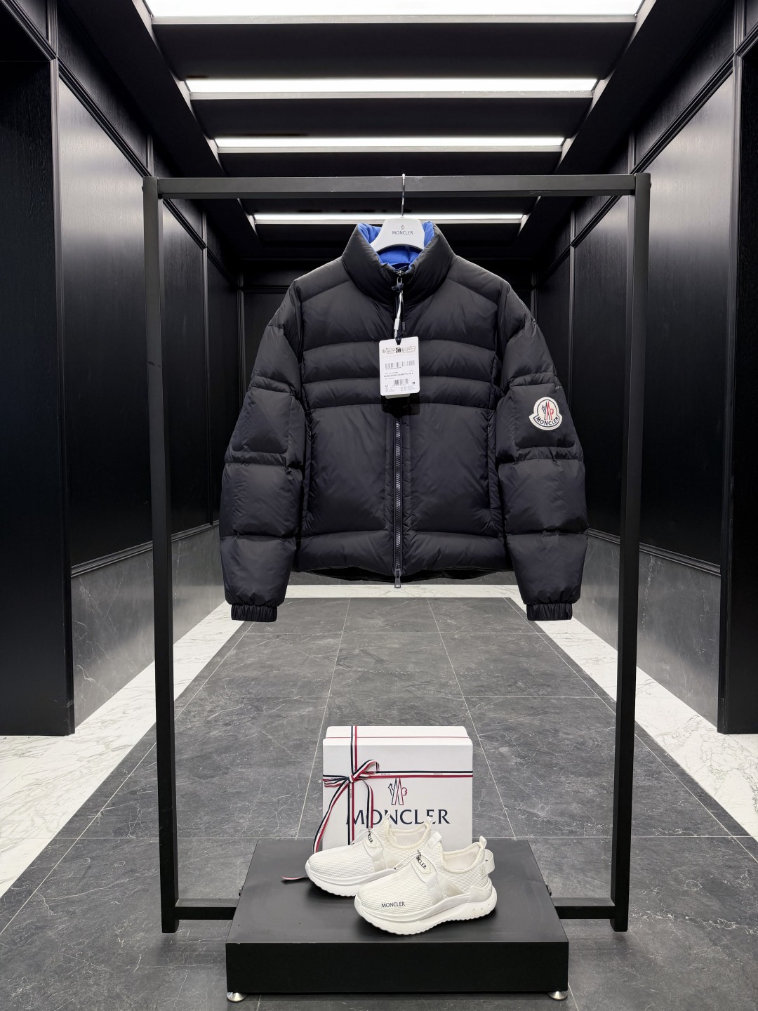 NO:688972,Premium down Moncler 1952 European limited edition short men's down jacket. Filled with goose down. Original replacement fabric and matching hardware. This short down jacket is equipped with internal shoulder straps, and the jacket can be carried as a backpack when the temperature rises. The tag has a complete barcode number and is consistent with the official website. The tag has built-in NFC electronic sensor anti-counterfeiting. Supports multiple anti-counterfeiting verifications.  Comes standard with a full set of counter gift box packaging. (Original airplane box, original shopping bag, original dust cover, original hanger, original thank you card, original ribbon, upgraded original oversized magnetic gift box.) This Moncler 1952 limited edition men's short down jacket uses pop colors to highlight the vitality of the series. This down jacket is made of lightweight nylon laque  Made from fabric that's comfortable and warm without being bulky. This cropped down jacket has internal straps so you can carry the jacket as a backpack when the weather warms up, making it ideal for city or mountain wear. Made in pop tones and finished with a bold logo patch. Details Made of lightweight nylon laque fabric Lightweight nylon laque lining Filled down Stand collar Zipper and snap closure Zippered pockets Adjustable shoulder straps Elastic cuffs and hem Felt logo patch Size1-5  Black and blue/black and gray/couple style, mask-clothing,Moncler,backpacks,jackets & coats,jackets & coats,down jacket,19860909特级羽绒Moncler 1952欧洲限定短款男士羽绒夹克外套.鹅绒填充.原厂替换面料原厂配套五金. 这款短款羽绒服配有内部肩带,在升温时可以将夹克作为背包携带. 吊牌条码款号齐全,对应官网一致.吊牌内置NFC电子感应防伪.支持多重防伪验证. 标配全套柜台礼盒包装.（原版飞机盒,原版购物袋,原版防尘罩,原版衣架,原版感谢卡,原版丝带,升级原版超大磁吸礼盒.） 此款Moncler 1952限定款男士短款羽绒夹克采用波普色调,彰显系列的朝气活力. 此款羽绒夹克采用轻盈 nylon laque 面料制成,舒适保暖而不显厚重.这款短款羽绒服配有内部肩带,在升温时可以将夹克作为背包携带,适合在都市或高山穿着.采用波普色调,饰有醒目标识贴片. 详情 采用轻盈 nylon laque 面料制成 轻盈 nylon laque衬里 填充羽绒 立领 拉链和按扣开合 拉链口袋 可调节肩带 弹性袖口和下摆 毛毡标识贴片 Size1-5 黑蓝/黑灰/情侣款,蒙口-服装,Moncler,backpacks,jackets & coats,jackets & coats,down jacket,,Women's clothing