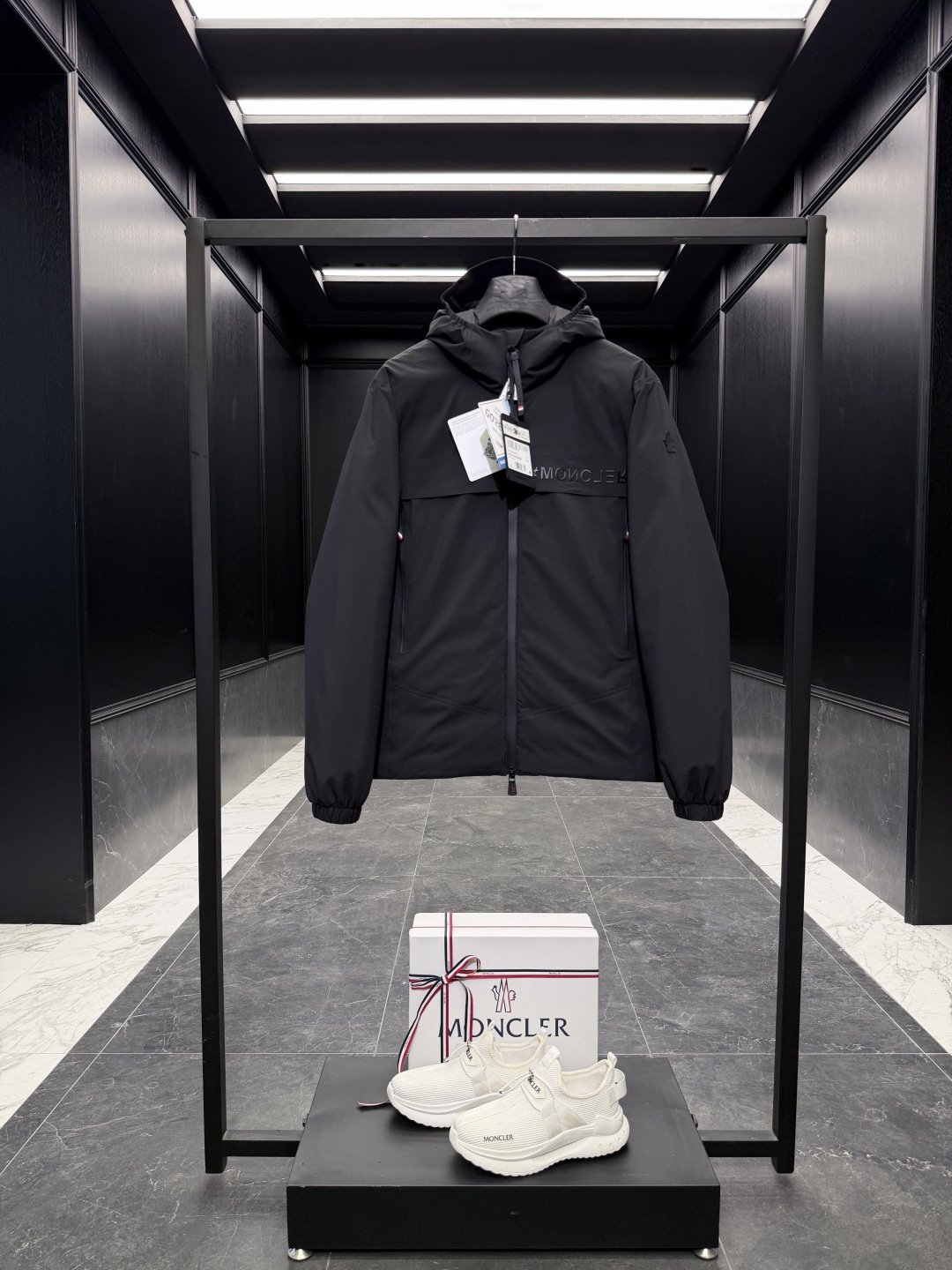 NO:688960,Special down Moncler Grenoble series GORE-TEX [outdoor equipment] black technology heat-reflective self-heating hooded down ski jacket. Filled with goose down. The tag has a complete bar code and the same number as the official website. The tag has built-in NFC electronic induction anti-counterfeiting. Supports multiple anti-counterfeiting verifications. Comes standard with a full set of counter gift box packaging. (original airplane box, original shopping bag, original dust cover, original hanger, original thank you card, original ribbon, upgraded original oversized magnetic gift box.)  The most popular model, highly recommended, uses thermal reflection technology to improve the thermal insulation effect by reflecting far-infrared radiation emitted by the human body. This technology uses metal coatings (such as aluminum or silver) to reflect far-infrared rays emitted by the human body, reducing heat loss, while maintaining breathability through a multi-layer composite structure. Its core lies in the air barrier formed by upright fiber clusters, which can balance humidity regulation and air convection, and the thermal efficiency is increased by 57.4-60. Moncler Grenoble  Designed for skiing, this cropped down jacket is functionally treated to protect against the elements. The Moncler Grenoble hooded down jacket is designed for skiing and is made from GORE-TEX fabric for freedom of movement. Features functional zippers to help seal out moisture. This insulated piece is perfect for skiing conditions with a snow skirt and ski pass pocket. Details Designed for skiing and snowboarding Double-laminated windproof fly Made of GORE-TEX fabric Stretch polyester lining  Filled with down, equipped with nylon lining, heat-reflective self-heating technology, ski pass pocket, elastic cuffs, fully taped technology, logo details, Size1-5, black/green/navy blue/khaki, muzzle-clothing,Moncler,skirts,jackets & coats,jackets & coats,down jacket,hats,19860909特级羽绒Moncler Grenoble系列GORE-TEX【户外装备】黑科技热反射自加热连帽羽绒滑雪夹克外套.鹅绒填充. 吊牌条码款号齐全,对应官网一致.吊牌内置 NFC电子感应防伪.支持多重防伪验证. 标配全套柜台礼盒包装.（原版飞机盒,原版购物袋,原版防尘罩,原版衣架,原版感谢卡,原版丝带,升级原版超大磁吸礼盒.） 王牌爆款,着重推荐,采用热能反射技术, 通过反射人体散发的远红外辐射来提升保暖效果. 该技术利用金属镀层（如铝或银）反射人体产生的远红外线,减少热能流失,同时通过多层复合结构维持透气性.其核心在于直立纤维簇形成的空气隔层,可平衡湿度调节与空气对流,热效率提升达57.4-60. Moncler Grenoble 短款羽绒夹克专为滑雪设计,经过功能性处理,可抵御恶劣天气侵袭. Moncler Grenoble连帽羽绒夹克专为滑雪设计,采用GORE-TEX面料制成,提供活动自如的穿着体验.配有功能性拉链,有助于隔离潮湿.这款保暖单品搭配雪裙和滑雪通行证口袋,适合应对滑雪环境. 细节 专为滑雪和单板滑雪设计 双层压胶防风门襟 采用GORE-TEX面料制成 弹性聚酯纤维衬里 填充羽绒 配有尼龙衬里 热反射自加热技术 滑雪通行证口袋 松紧袖口 全压胶技术 标识细节 Size1-5 黑色/绿色/藏青/卡其,蒙口-服装,Moncler,skirts,jackets & coats,jackets & coats,down jacket,hats,,Women's clothing