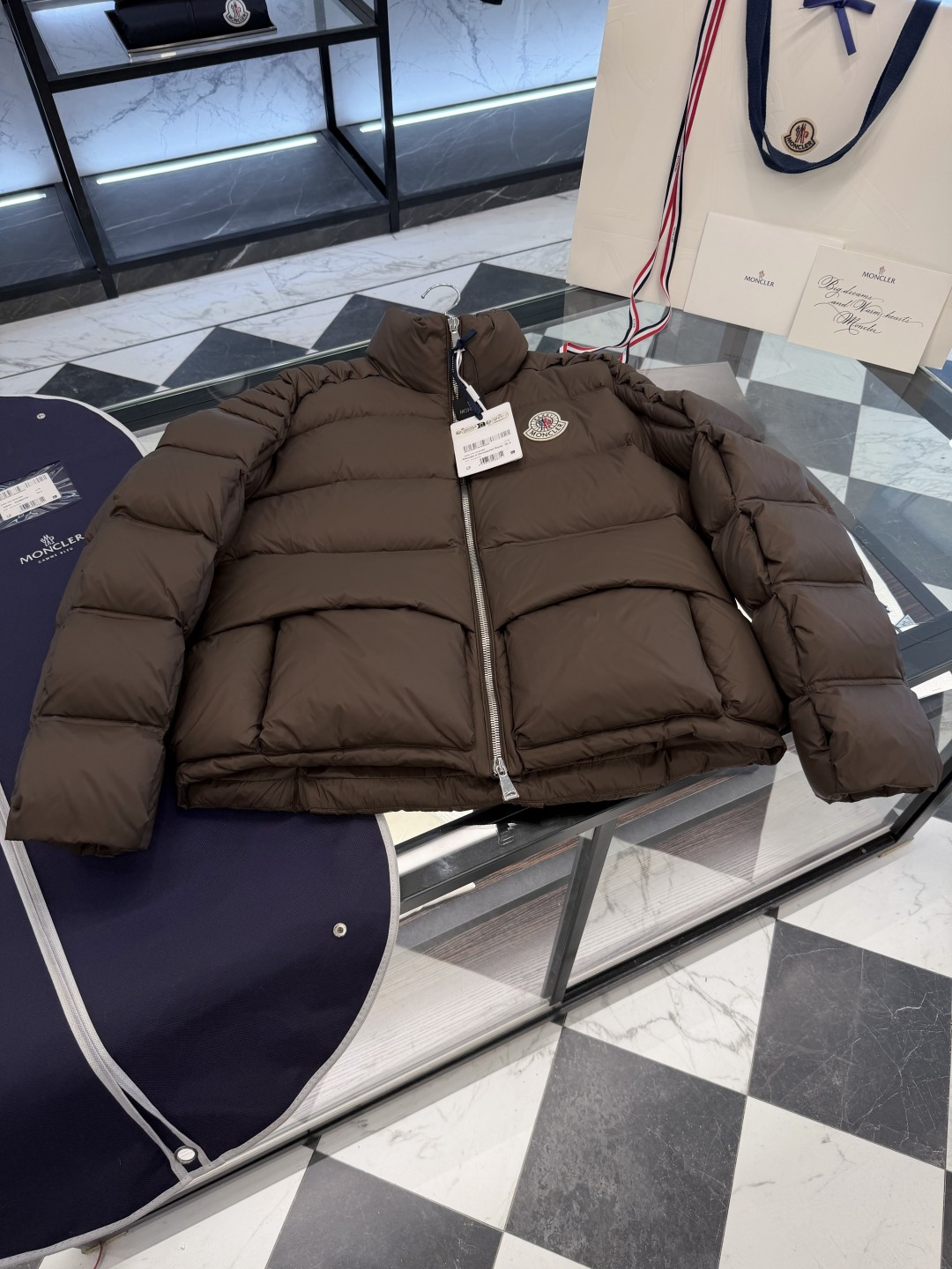 NO:688974,Moncler19860909Moncler x Christopher Raxxy 明星同款男女款 3D绗缝拉链羽绒外套.更多细节实拍.特级出品,条码款号齐全,对应官网一致,吊牌内置NFC电子感应防伪,标配全套柜台礼盒.,蒙口-服装,Moncler,jackets & coats,down jacket,,Women's clothing