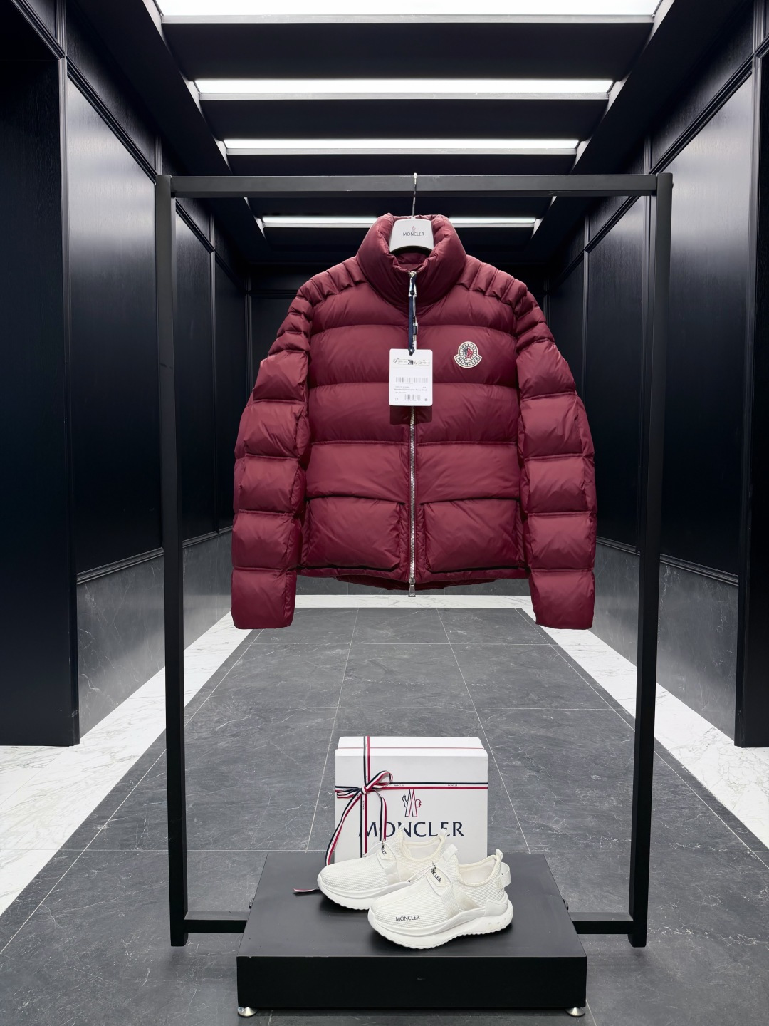 NO:688977,Special down Moncler  Comes standard with a full set of counter gift box packaging. (original airplane box, original shopping bag, original dust-proof grass, original hanger, original thank you card, original ribbon, upgraded original oversized magnetic gift box.) This down is a unisex item from the Moncler  Created in collaboration with Christopher Raxxy. This down jacket is inspired by a spiral staircase, with decorative elements that represent the winding steps of destiny. Details Made of lightweight ripstop fabric Fine ripstop fabric lining Zipper opening and hidden pockets Windproof placket Zipper closure Quilted patch, filled with down Co-branded felt logo patch Size: 1-5 Brown/red/grey, Moncler, jackets & coats, down jacket,19860909特级羽绒Moncler x Christopher Raxxy 明星同款 男女款3D绗缝拉链羽绒外套.（原版购入开发,原版版型推送,版型不对一切白费,区分于市场通货)特级鹅绒填充原厂替换面料原厂配套五金.吊牌条码款号齐全,对应官网一致.吊牌内置NFC电子感应防伪.支持多重防伪验证. 标配全套柜台礼盒包装.（原版飞机盒,原版购物袋,原版防尘草,原版衣架,原版感谢卡,原版丝带,升级原版超大磁吸礼盒.） 这款羽绒是Moncler xChristopher Raxxy系列的男女同款单品,装饰元素传达了梦想阶梯的设计理念. 演员周雨彤、王安宇倾情演绎“梦幻楼梯”设计理念. 这款立体绗缝羽绒外套采用轻质抗撕裂面料制成,由品牌携手 Christopher Raxxy合作打造.此款羽绒外套设计源自螺旋楼梯,其装饰元素代表着蜿蜒曲折的命运台阶. 详情 采用轻质抗撕裂面料制成 细密抗撕裂面料衬里 拉链开和 隐藏式口袋 防风门襟 拉链开合 绗缝贴片,填充羽绒 联名毛毡标识贴片 Size : 1-5 咖色/红色/灰色,蒙口-服装,Moncler,jackets & coats,down jacket,,Women's clothing