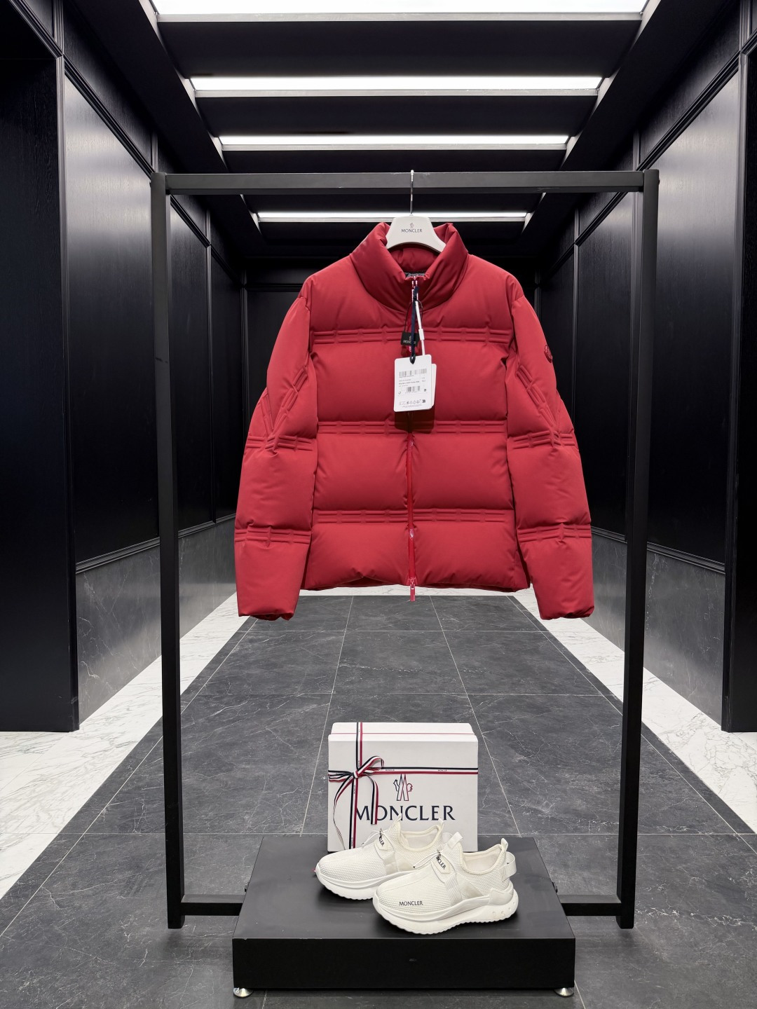 NO:688961,Special down MONCLER GENIUS genius designer co-branded series. New color matching China limited red. Rally men's and women's short down jackets Moncler  Comes standard with a full set of counter gift box packaging. (original airplane box, original shopping bag, original dust cover, original hanger, original thank you card, original ribbon, upgraded original oversized magnetic gift box.) The Rally short down jacket belongs to the Moncler  The padded pattern of the Rally down jacket is inspired by the shape of motorcycle tracks. The short design is made of classic fabrics that allow freedom of movement while maintaining breathability. The Moncler x A$AP Rocky insulated piece can be paired with the matching shorts, paying homage to motorcycle clothing. Details Made of classic fabric Nylon laqué lining Filled down Zip closure Zippered pockets Elastic cuffs Logo patch Size1-5  Black/green/red/couple style, mask-clothing,Moncler,shorts,jackets & coats,jackets & coats,down jacket,19860909特级羽绒 MONCLER GENIUS天才设计师联名系列.全新配色中国限定红.Rally男女款短款羽绒夹克外套Moncler x A$AP Rocky联名推送.原版两色购入开发.原厂替换面料原厂配套五金. 吊牌条码款号齐全,对应官网一致.吊牌内置 NFC电子感应防伪.支持多重防伪验证. 标配全套柜台礼盒包装.（原版飞机盒,原版购物袋,原版防尘罩,原版衣架,原版感谢卡,原版丝带,升级原版超大磁吸礼盒.） Rally短款羽绒夹克属于Moncler x A$AP Rocky系列,采用男女同款设计,以机车风格重新演绎绗缝图案. 商品详情 Moncler Genius Rally羽绒夹克的加衬图案灵感源于摩托车赛道的形状.短款设计,采用经典面料制成,活动自如,同时保持通透性.Moncler x A$AP Rocky保暖单品,可与同款短裤搭配,向机车服致敬. 细节 采用经典面料制成 Nylon laqué衬里 填充羽绒 拉链开合 拉链口袋 弹性袖口 标识贴片 Size1-5 黑色/绿色/红色/情侣款,蒙口-服装,Moncler,shorts,jackets & coats,jackets & coats,down jacket,,Women's clothing