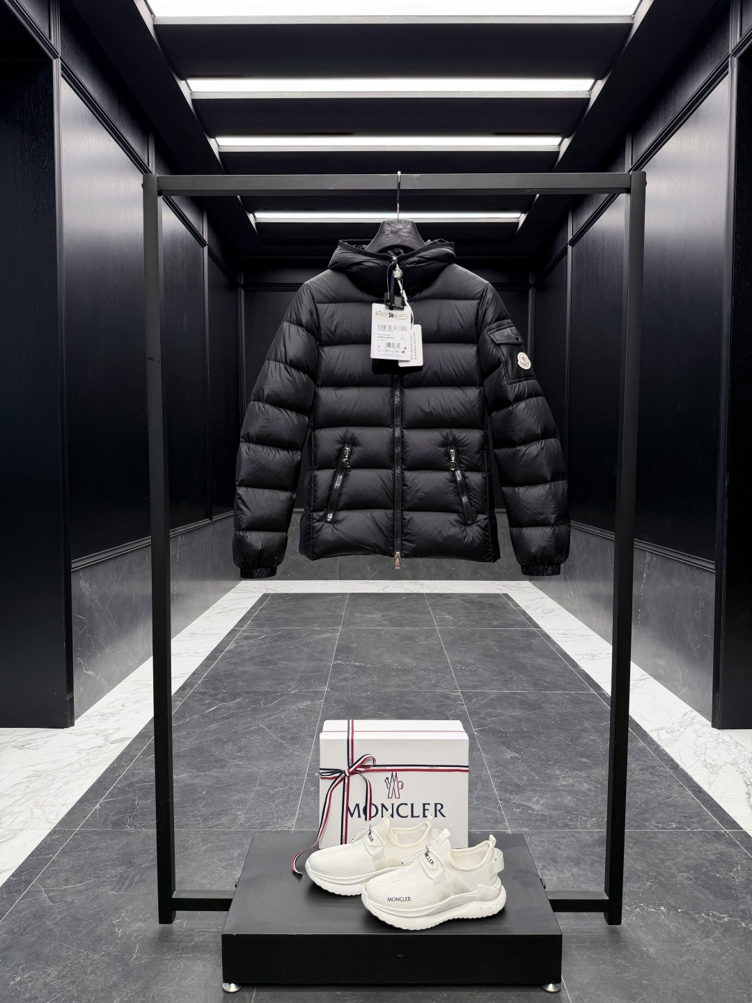 NO:677746,Premium down Moncler brand new ace classic Glesse women's hooded short down jacket. The best classic version that will never go out of style. Original replacement fabric and original matching hardware. The tag has a complete bar code and the same number as the official website. The tag has built-in NFC electronic induction anti-counterfeiting. Supports multiple anti-counterfeiting verifications.  Comes standard with a full set of counter gift box packaging. (Original airplane box, original shopping bag, original dust cover, original hanger, original thank you card, original ribbon, upgraded original oversized magnetic gift box.) Glesse women's short down jacket is suitable for all seasons, striking a delicate balance between lightness and warmth. Product details  The Glesse down jacket combines structure, practicality and heritage, making it elegant and comfortable to wear. The short design is made of nylon, polyester and goose down, which is both lightweight and warm. It has sleeve pockets and a tailored waist adds a feminine touch, paying homage to the classic Moncler design. Details Made of nylon, polyester and goose down Nylon lining Filled with polyester and goose down Hood Zipper closure Sleeve pockets with snap buttons Zipper pockets Adjustable cuffs Size0-4  Black/pink/white fairy style, muzzle-clothing,Moncler,jackets & coats,jackets & coats,down jacket,hats,19860909特级羽绒Moncler 全新王牌经典Glesse女士连帽短款羽绒夹克外套.最好穿的经典版型,永久不过时.原厂替换面料原厂配套五金. 吊牌条码款号齐全,对应官网一致.吊牌内置 NFC电子感应防伪.支持多重防伪验证. 标配全套柜台礼盒包装.（原版飞机盒,原版购物袋,原版防尘罩,原版衣架,原版感谢卡,原版丝带,升级原版超大磁吸礼盒.） Glesse女士短款羽绒夹克适合各个季节穿着,在轻盈与保暖之间取得精妙平衡. 商品详情 Glesse羽绒夹克兼具结构感、实用性与传承感,优雅且穿着舒适.短款设计,采用锦纶、聚酯纤维和鹅绒制成,既轻盈又保暖.配有衣袖口袋,精裁腰身增添柔美气质,致敬Moncler经典设计. 细节 采用锦纶、聚酯纤维和鹅绒制成 锦纶衬里 填充聚酯纤维和鹅绒 兜帽 拉链开合 衣袖口袋设有按扣 拉链口袋 可调节袖口 Size0-4 黑色/粉色/白色 仙女款,蒙口-服装,Moncler,jackets & coats,jackets & coats,down jacket,hats,,Women's clothing