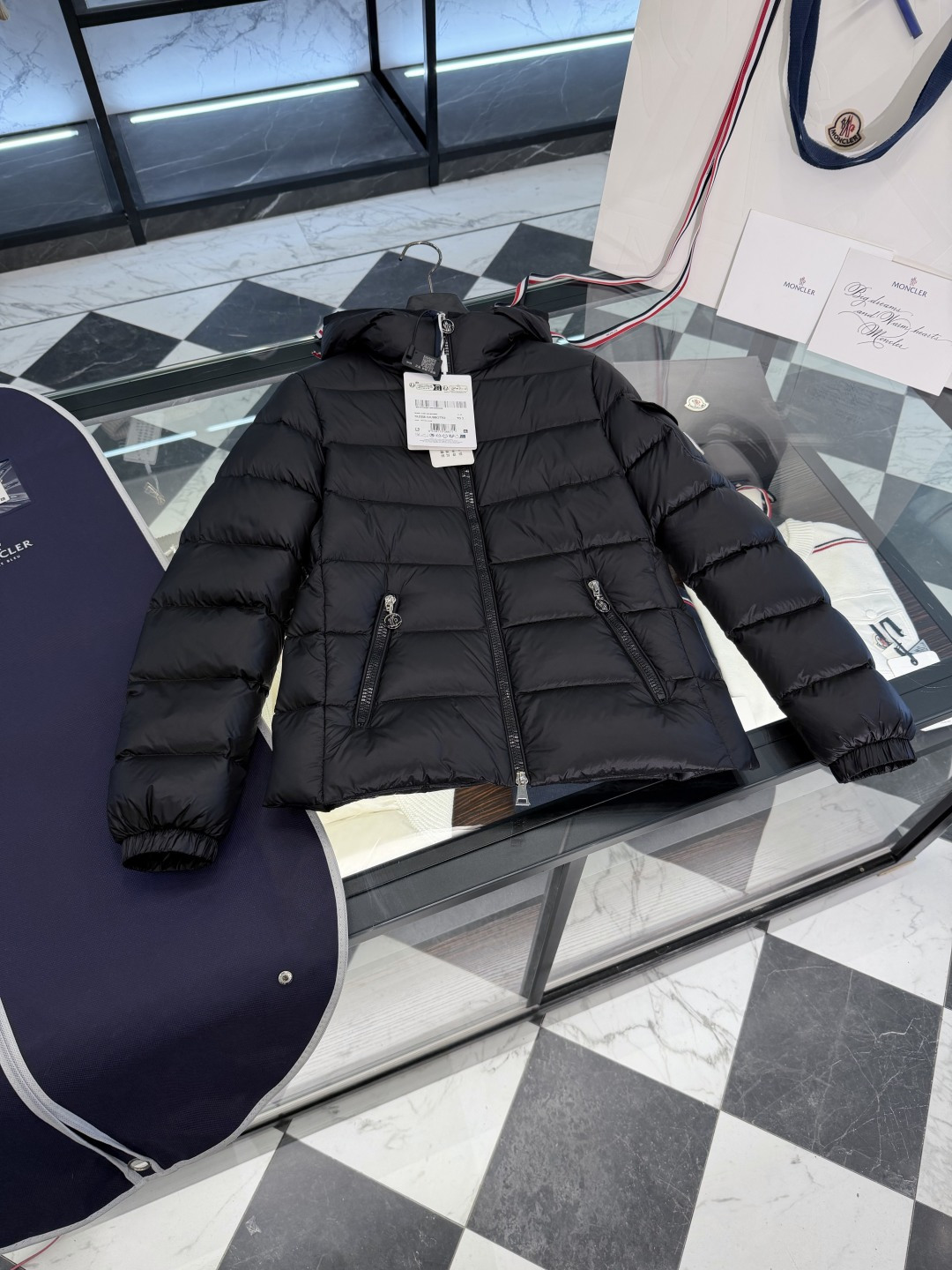 NO:677748,Moncler's brand new classic Glesse women's hooded short down jacket. More details in real shots.,Moncler,jackets & coats,jackets & coats,down jacket,hats,19860909Moncler 全新王牌经典Glesse女士连帽短款羽绒夹克外套.更多细节实拍.,蒙口-服装,Moncler,jackets & coats,jackets & coats,down jacket,hats,,Women's clothing