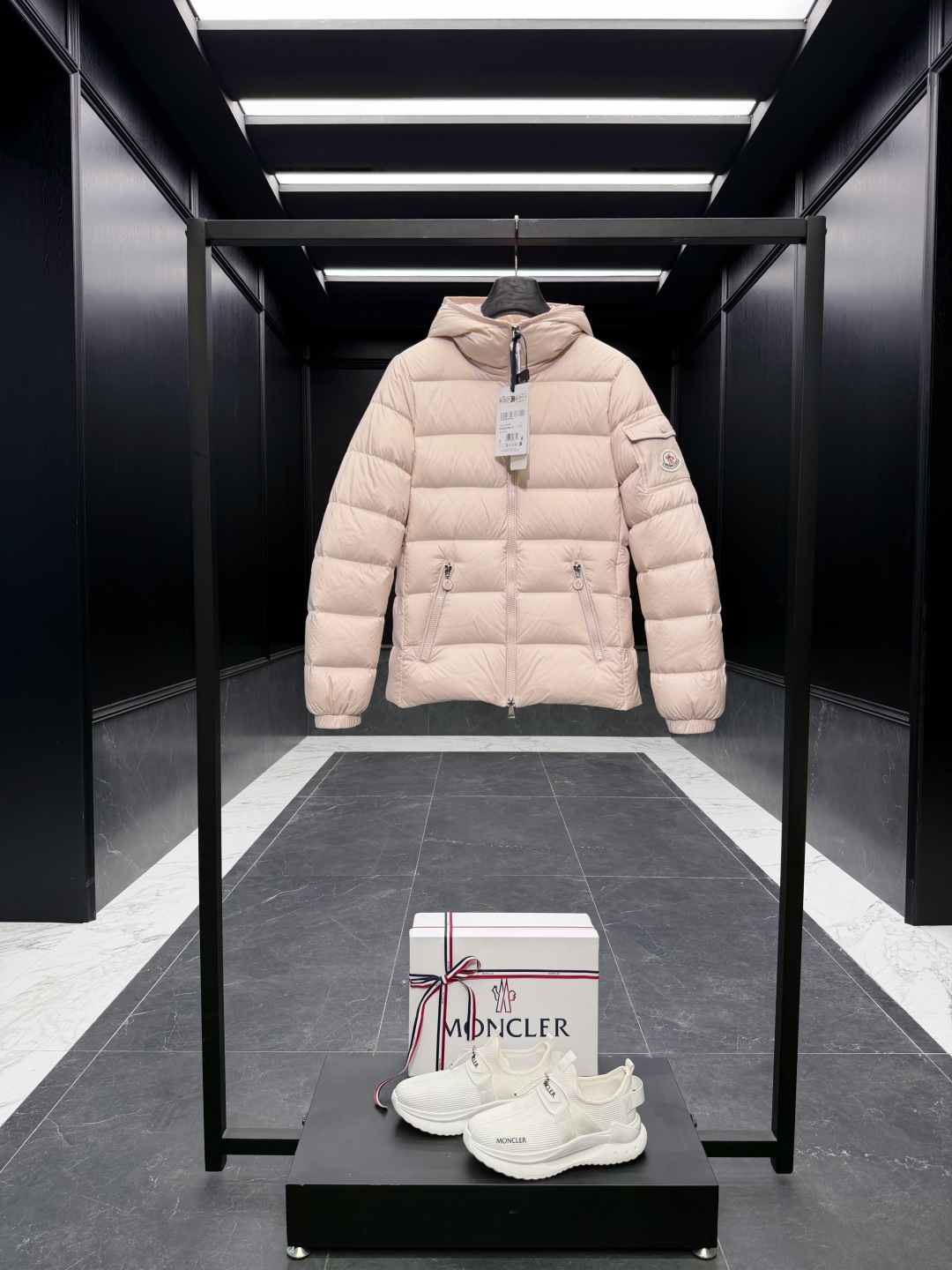 NO:677750,Premium down Moncler brand new ace classic Glesse women's hooded short down jacket. The best classic version that will never go out of style. Original replacement fabric and original matching hardware. The tag has a complete bar code and the same number as the official website. The tag has built-in NFC electronic induction anti-counterfeiting. Supports multiple anti-counterfeiting verifications.  Comes standard with a full set of counter gift box packaging. (Original airplane box, original shopping bag, original dust cover, original hanger, original thank you card, original ribbon, upgraded original oversized magnetic gift box.) Glesse women's short down jacket is suitable for all seasons, striking a delicate balance between lightness and warmth. Product details  The Glesse down jacket combines structure, practicality and heritage, making it elegant and comfortable to wear. The short design is made of nylon, polyester and goose down, which is both lightweight and warm. It has sleeve pockets and a tailored waist adds a feminine touch, paying homage to the classic Moncler design. Details Made of nylon, polyester and goose down Nylon lining Filled with polyester and goose down Hood Zipper closure Sleeve pockets with snap buttons Zipper pockets Adjustable cuffs Size0-4  Black/pink/white fairy style, muzzle-clothing,Moncler,jackets & coats,jackets & coats,down jacket,hats,19860909特级羽绒Moncler 全新王牌经典Glesse女士连帽短款羽绒夹克外套.最好穿的经典版型,永久不过时.原厂替换面料原厂配套五金. 吊牌条码款号齐全,对应官网一致.吊牌内置 NFC电子感应防伪.支持多重防伪验证. 标配全套柜台礼盒包装.（原版飞机盒,原版购物袋,原版防尘罩,原版衣架,原版感谢卡,原版丝带,升级原版超大磁吸礼盒.） Glesse女士短款羽绒夹克适合各个季节穿着,在轻盈与保暖之间取得精妙平衡. 商品详情 Glesse羽绒夹克兼具结构感、实用性与传承感,优雅且穿着舒适.短款设计,采用锦纶、聚酯纤维和鹅绒制成,既轻盈又保暖.配有衣袖口袋,精裁腰身增添柔美气质,致敬Moncler经典设计. 细节 采用锦纶、聚酯纤维和鹅绒制成 锦纶衬里 填充聚酯纤维和鹅绒 兜帽 拉链开合 衣袖口袋设有按扣 拉链口袋 可调节袖口 Size0-4 黑色/粉色/白色 仙女款,蒙口-服装,Moncler,jackets & coats,jackets & coats,down jacket,hats,,Women's clothing