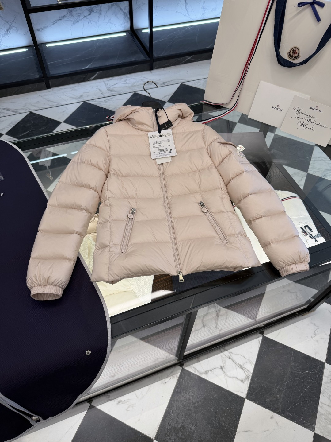 NO:677730,Moncler's brand new classic Glesse women's hooded short down jacket. More details in real shots.,Moncler,jackets & coats,jackets & coats,down jacket,hats,19860909Moncler 全新王牌经典Glesse女士连帽短款羽绒夹克外套.更多细节实拍.,蒙口-服装,Moncler,jackets & coats,jackets & coats,down jacket,hats,,Women's clothing