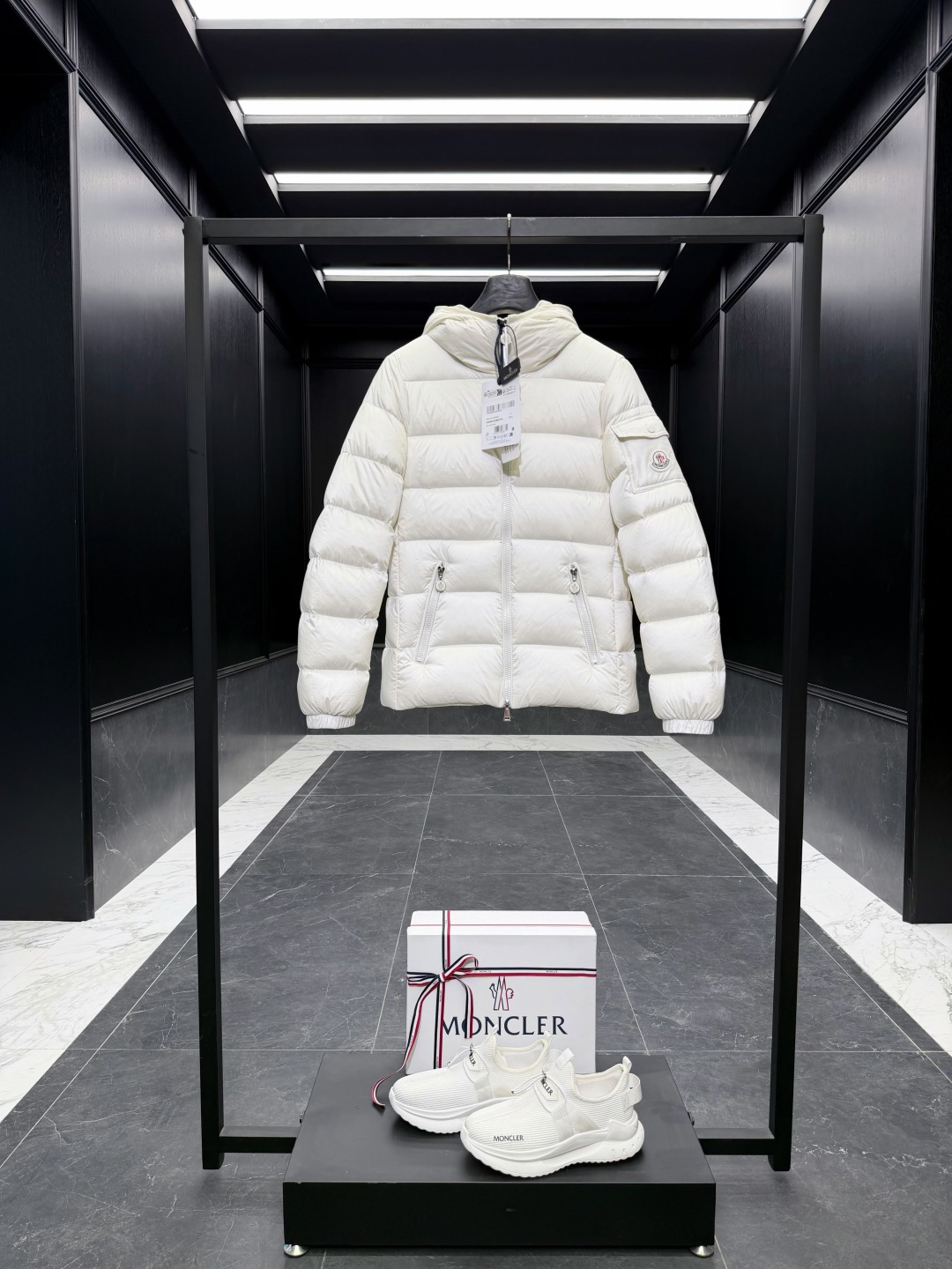 NO:677733,Premium down Moncler brand new ace classic Glesse women's hooded short down jacket. The best classic version that will never go out of style. Original replacement fabric and original matching hardware. The tag has a complete bar code and the same number as the official website. The tag has built-in NFC electronic induction anti-counterfeiting. Supports multiple anti-counterfeiting verifications.  Comes standard with a full set of counter gift box packaging. (Original airplane box, original shopping bag, original dust cover, original hanger, original thank you card, original ribbon, upgraded original oversized magnetic gift box.) Glesse women's short down jacket is suitable for all seasons, striking a delicate balance between lightness and warmth. Product details  The Glesse down jacket combines structure, practicality and heritage, making it elegant and comfortable to wear. The short design is made of nylon, polyester and goose down, which is both lightweight and warm. It has sleeve pockets and a tailored waist adds a feminine touch, paying homage to the classic Moncler design. Details Made of nylon, polyester and goose down Nylon lining Filled with polyester and goose down Hood Zipper closure Sleeve pockets with snap buttons Zipper pockets Adjustable cuffs Size0-4  Black/pink/white fairy style, muzzle-clothing,Moncler,jackets & coats,jackets & coats,down jacket,hats,19860909特级羽绒Moncler 全新王牌经典Glesse女士连帽短款羽绒夹克外套.最好穿的经典版型,永久不过时.原厂替换面料原厂配套五金. 吊牌条码款号齐全,对应官网一致.吊牌内置 NFC电子感应防伪.支持多重防伪验证. 标配全套柜台礼盒包装.（原版飞机盒,原版购物袋,原版防尘罩,原版衣架,原版感谢卡,原版丝带,升级原版超大磁吸礼盒.） Glesse女士短款羽绒夹克适合各个季节穿着,在轻盈与保暖之间取得精妙平衡. 商品详情 Glesse羽绒夹克兼具结构感、实用性与传承感,优雅且穿着舒适.短款设计,采用锦纶、聚酯纤维和鹅绒制成,既轻盈又保暖.配有衣袖口袋,精裁腰身增添柔美气质,致敬Moncler经典设计. 细节 采用锦纶、聚酯纤维和鹅绒制成 锦纶衬里 填充聚酯纤维和鹅绒 兜帽 拉链开合 衣袖口袋设有按扣 拉链口袋 可调节袖口 Size0-4 黑色/粉色/白色 仙女款,蒙口-服装,Moncler,jackets & coats,jackets & coats,down jacket,hats,,Women's clothing