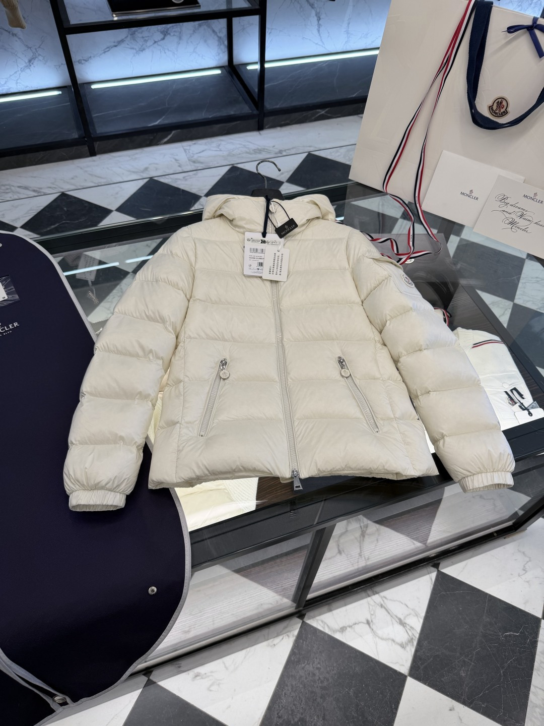 NO:677735,Moncler's brand new classic Glesse women's hooded short down jacket. More details in real shots.,Moncler,jackets & coats,jackets & coats,down jacket,hats,19860909Moncler 全新王牌经典Glesse女士连帽短款羽绒夹克外套.更多细节实拍.,蒙口-服装,Moncler,jackets & coats,jackets & coats,down jacket,hats,,Women's clothing