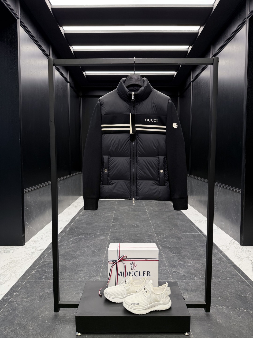 NO:689660,Premium down Gucci GG brand new classic webbing knitted splicing down jacket. Super soft tear-resistant nylon fabric. The upper body is more lightweight and comfortable. Premium goose down filling. Super full filling. Full set of original matching hardware. Highly recommended, knitted down is now rushed with eyes closed. The most suitable thickness for this season. New classic elements, easy to wear, durable, and never go out of style. Comes standard with the original nylon suit storage bag.  The new iconic double G logo has been reinterpreted as a classic pattern, and the classic webbing Gucci logo is decorated on the chest. It is made of ultra-light and ultra-soft tear-resistant nylon fabric. The upper body feels extremely comfortable and light. The new classic double G s19860909特级羽绒Gucci GG全新经典织带针织拼接羽绒外套.超软抗撕裂尼龙面料.上身更佳轻便舒适.特级鹅绒填充.填充超级饱满.全套原厂配套五金. 爆款强烈推荐,针织羽绒现在闭眼冲.最适合这个季节的厚度.全新经典元素,好穿,耐看,永久不过时. 标配原版尼龙西装收纳袋. 全新标志性的双G徽标重释为经典图案,胸前饰有经典织带Gucci标识,采用超轻超软抗撕裂尼龙面料,上身感受极致舒适轻便,全新经典双G肩标,营造经典轻商务休闲效果. 内里填充95鹅绒,5羽毛. 为确保产品的可持续护理,保持其特性并减少其对环境的影响,建议不要频繁清洗产品,每次使用后让其自然晾干,并委托专业的环保干洗店进行干洗. 常规版型 立领式衣领 双拉链拉合 拉链式嵌线袋 磁吸口袋按扣 常规肩部 直裁下摆 带衬里,鹅绒加衬 Gucci全新双G徽标logo.织带Gucci logo. Size48-56 (M-3XL）黑色/藏青/绿色,古驰-服装,gucci,gucci,jackets & coats,down jacket,business suit,,Women's clothing