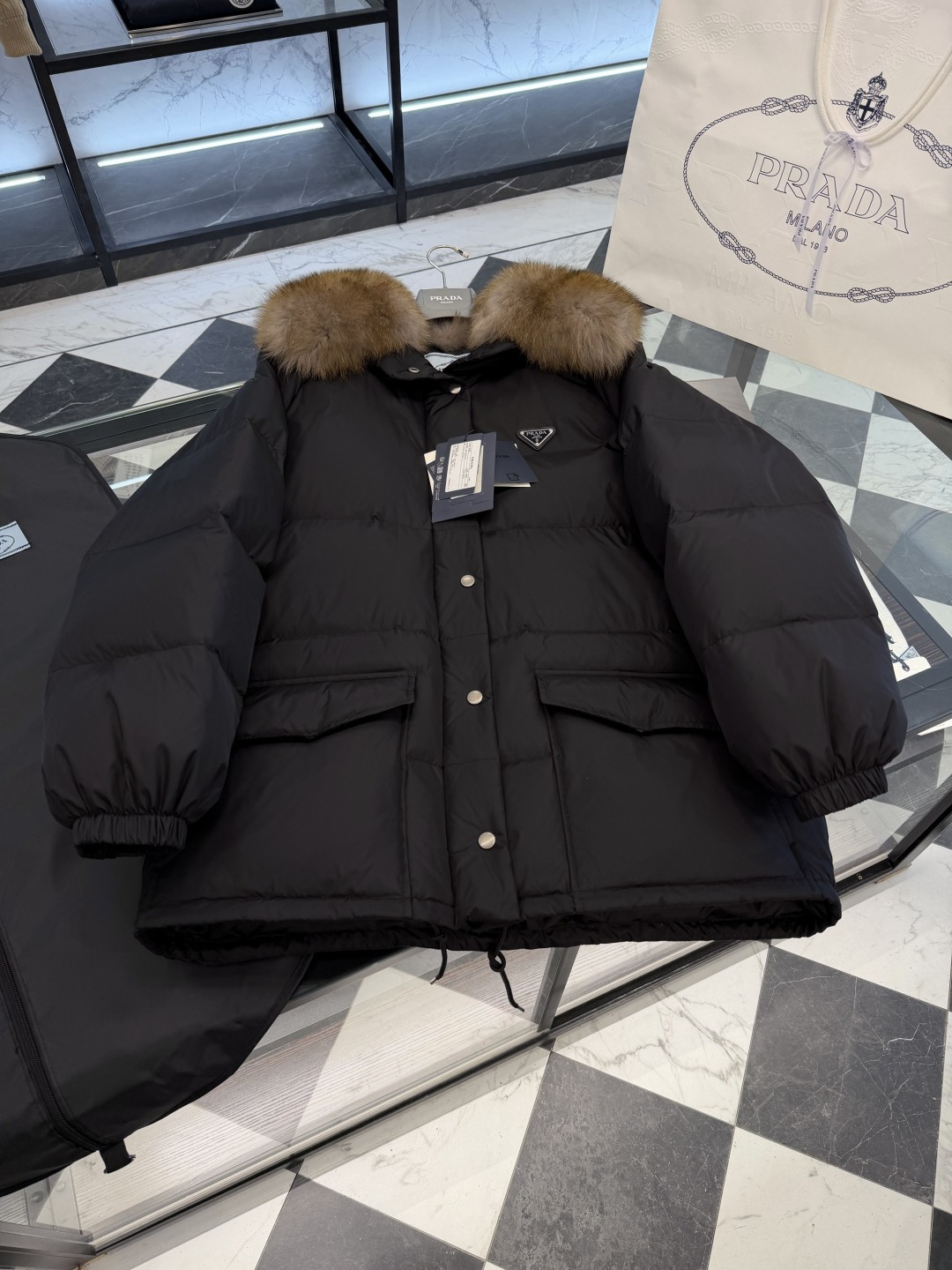 NO:689672,PRADA women's mid-length removable fur collar technical canvas thickened down jacket. More details shot., Prada-clothing, prada, prada, jackets & coats, down jacket,19860909PRADA女士中长款可脱卸毛领科技帆布加厚羽绒夹克.更多细节实拍.,普拉达-服装,prada,prada,jackets & coats,down jacket,,Women's clothing