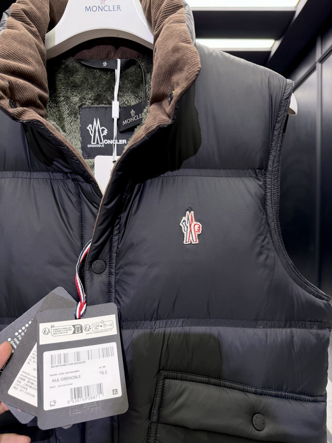 特级羽绒⬆️Moncler Grenoble高端黑标滑雪系列Aul厚款立领毛绒内里羽绒马甲.顶级鹅颈绒填充.条码款号齐全 特级羽绒⬆️Moncler Grenoble高端黑标滑雪系列Aul厚款立领毛绒内里羽绒马甲.顶级鹅颈绒填充.条码款号齐全