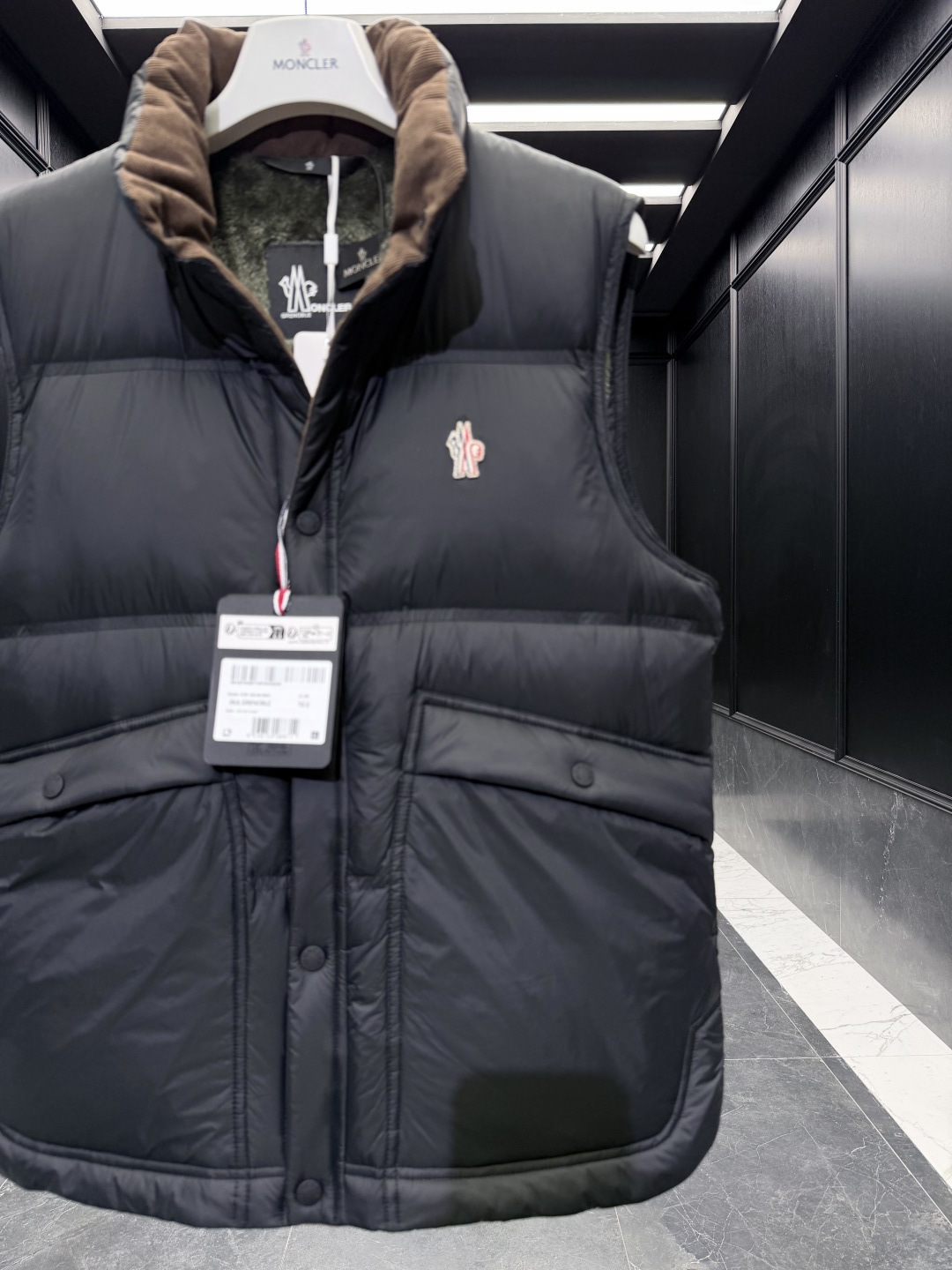 特级羽绒⬆️Moncler Grenoble高端黑标滑雪系列Aul厚款立领毛绒内里羽绒马甲.顶级鹅颈绒填充.条码款号齐全 特级羽绒⬆️Moncler Grenoble高端黑标滑雪系列Aul厚款立领毛绒内里羽绒马甲.顶级鹅颈绒填充.条码款号齐全