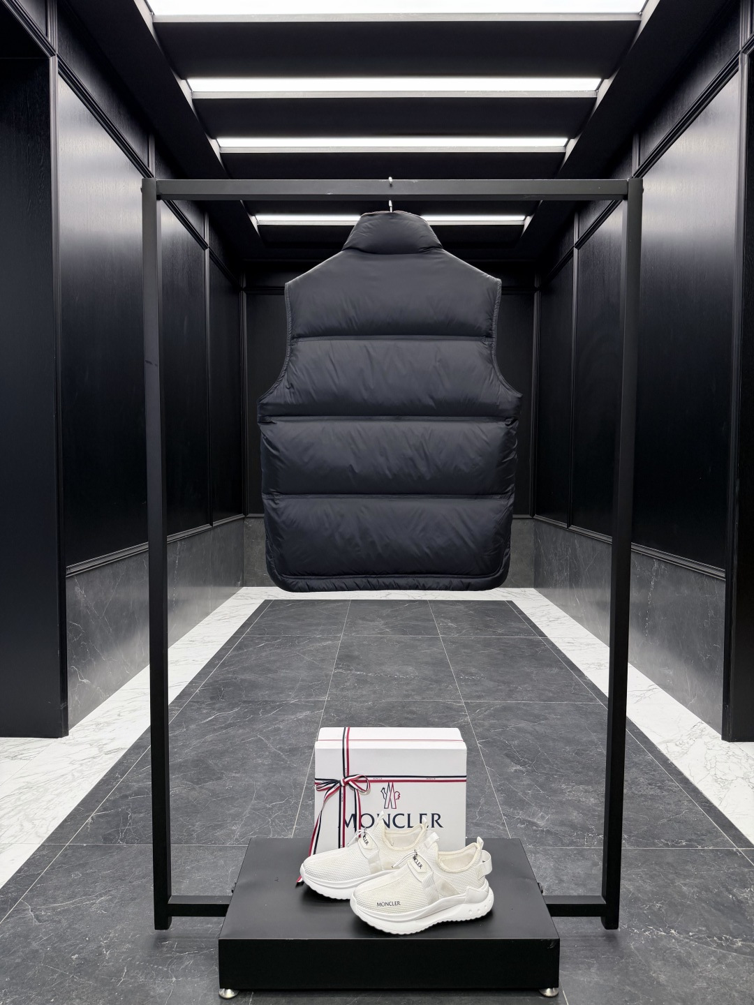 特级羽绒⬆️Moncler Grenoble高端黑标滑雪系列Aul厚款立领毛绒内里羽绒马甲.顶级鹅颈绒填充.条码款号齐全 特级羽绒⬆️Moncler Grenoble高端黑标滑雪系列Aul厚款立领毛绒内里羽绒马甲.顶级鹅颈绒填充.条码款号齐全