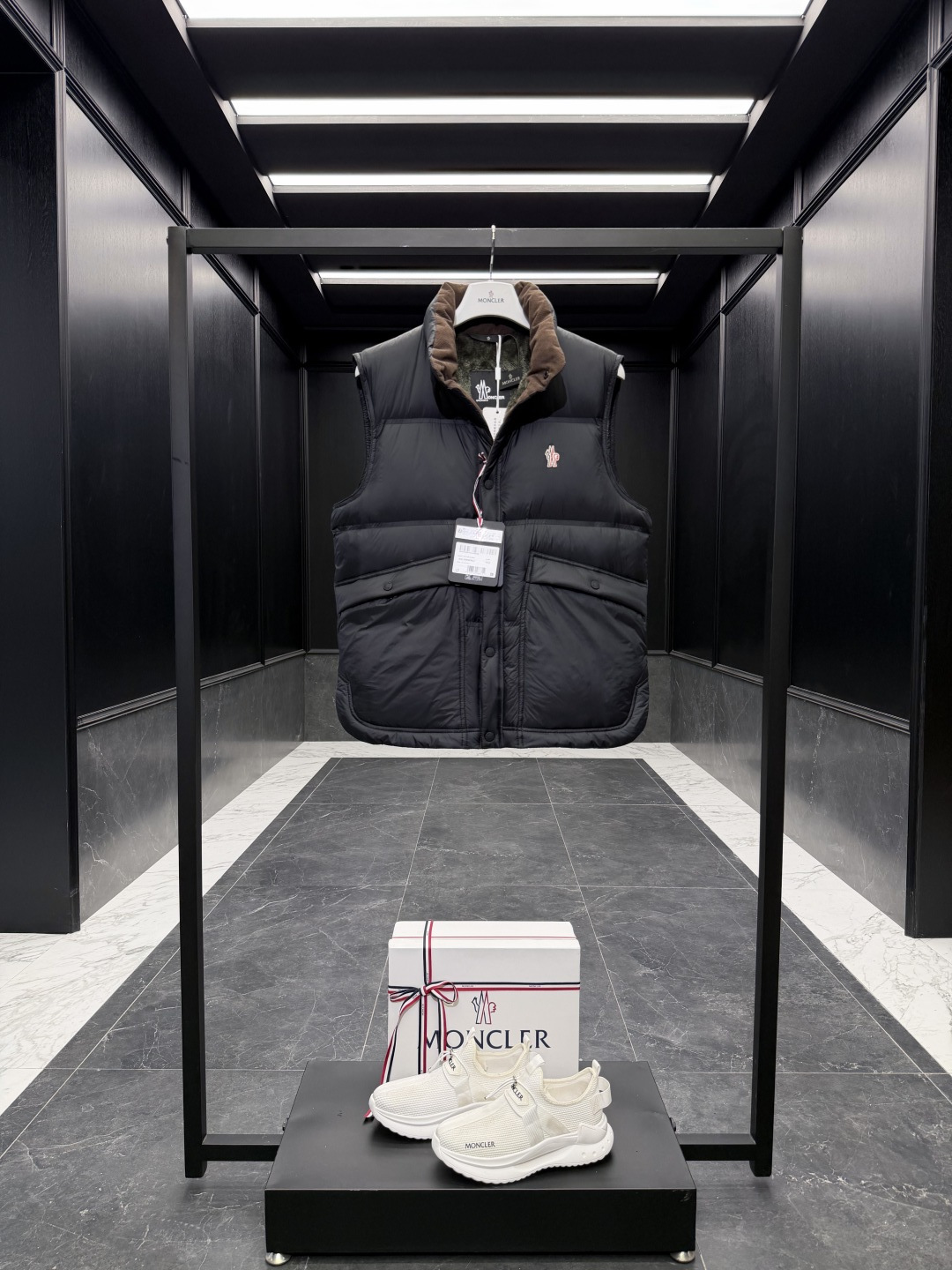 特级羽绒⬆️Moncler Grenoble高端黑标滑雪系列Aul厚款立领毛绒内里羽绒马甲.顶级鹅颈绒填充.条码款号齐全 特级羽绒⬆️Moncler Grenoble高端黑标滑雪系列Aul厚款立领毛绒内里羽绒马甲.顶级鹅颈绒填充.条码款号齐全