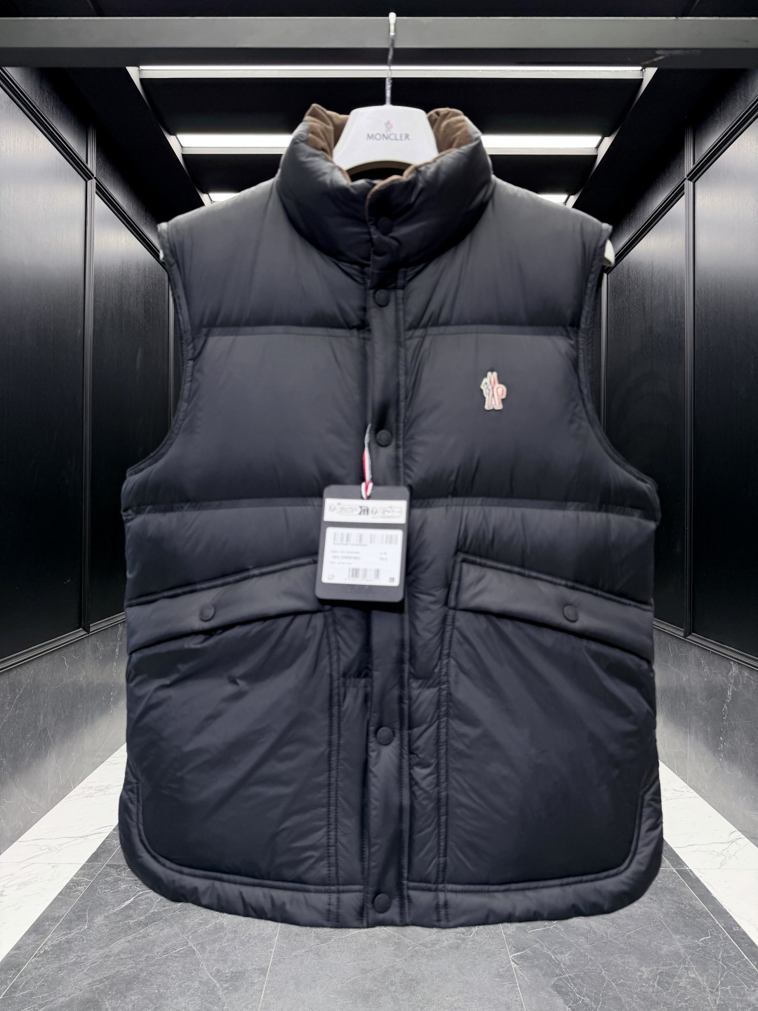特级羽绒⬆️Moncler Grenoble高端黑标滑雪系列Aul厚款立领毛绒内里羽绒马甲.顶级鹅颈绒填充.条码款号齐全 特级羽绒⬆️Moncler Grenoble高端黑标滑雪系列Aul厚款立领毛绒内里羽绒马甲.顶级鹅颈绒填充.条码款号齐全