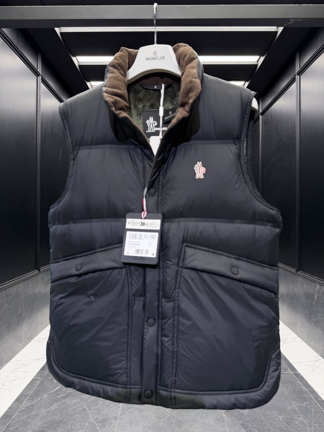 特级羽绒⬆️Moncler Grenoble高端黑标滑雪系列Aul厚款立领毛绒内里羽绒马甲.顶级鹅颈绒填充.条码款号齐全 特级羽绒⬆️Moncler Grenoble高端黑标滑雪系列Aul厚款立领毛绒内里羽绒马甲.顶级鹅颈绒填充.条码款号齐全