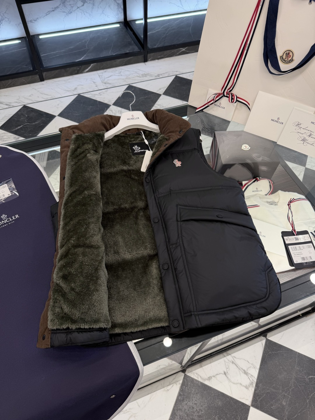 Moncler Grenoble高端黑标滑雪系列Aul厚款立领毛绒内里羽绒马甲.更多细节实拍.