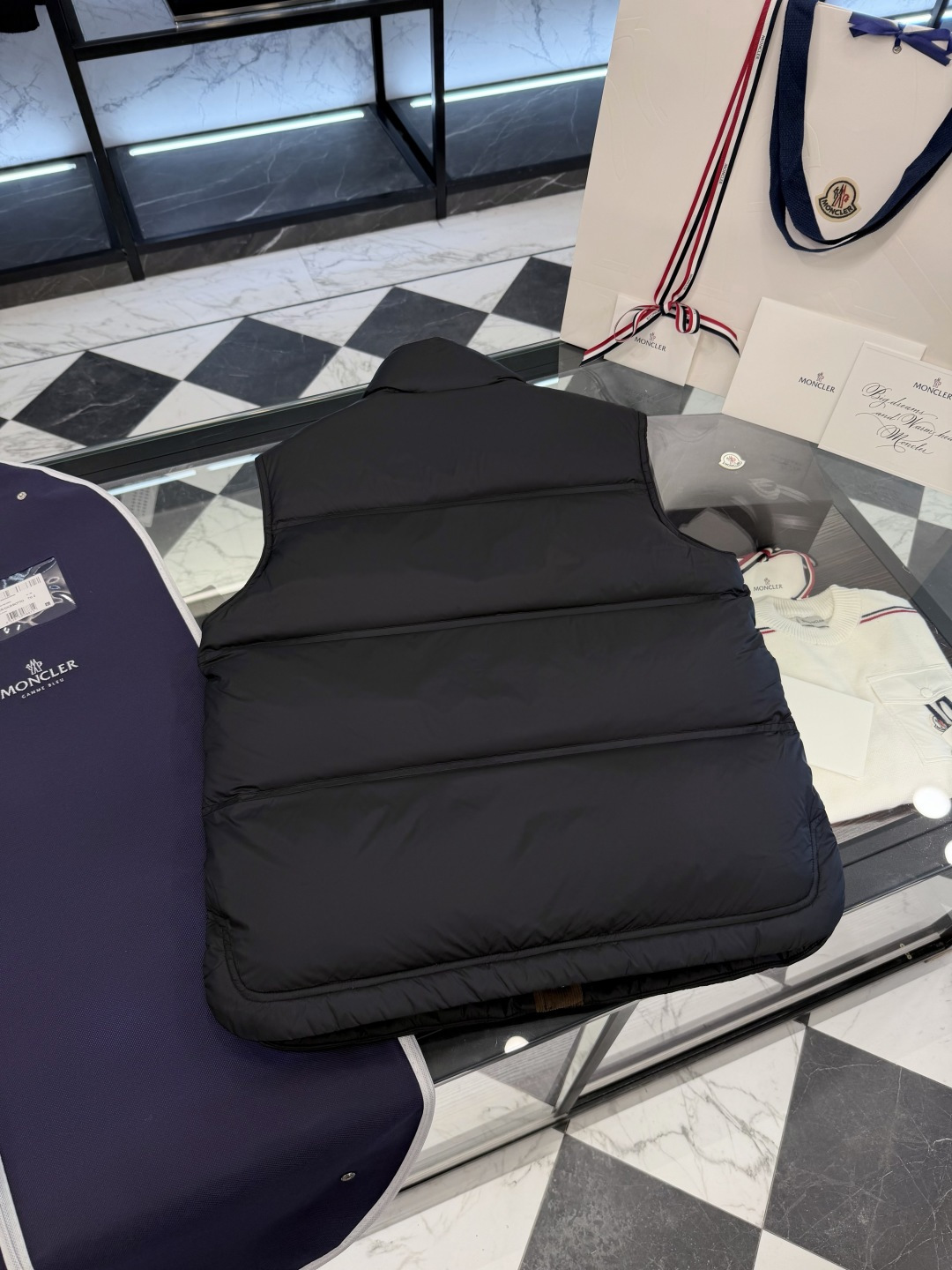 Moncler Grenoble高端黑标滑雪系列Aul厚款立领毛绒内里羽绒马甲.更多细节实拍.