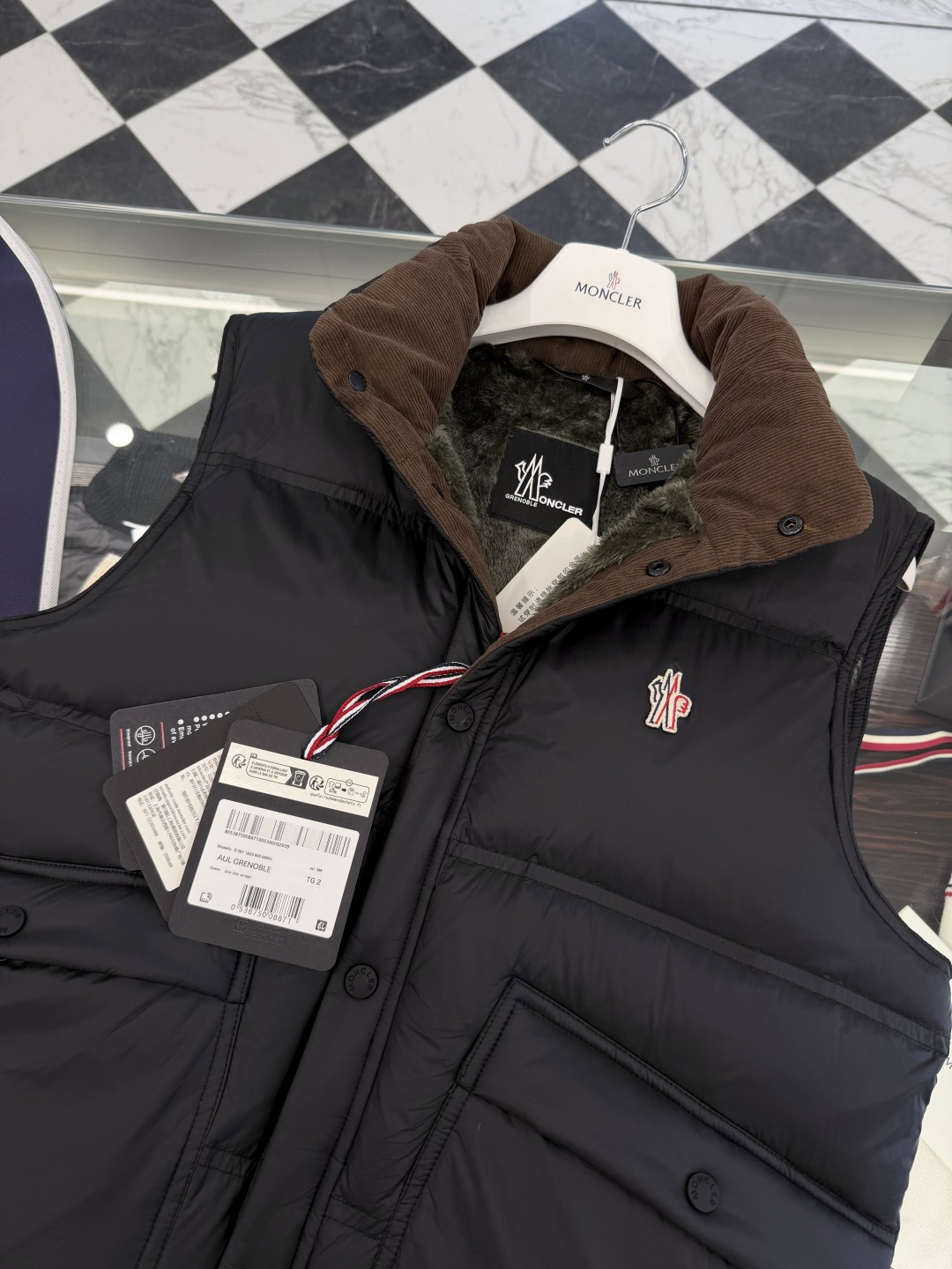 Moncler Grenoble高端黑标滑雪系列Aul厚款立领毛绒内里羽绒马甲.更多细节实拍.