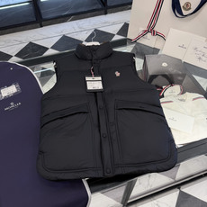 Moncler Grenoble高端黑标滑雪系列Aul厚款立领毛绒内里羽绒马甲.更多细节实拍. Moncler Grenoble高端黑标滑雪系列Aul厚款立领毛绒内里羽绒马甲.更多细节实拍.