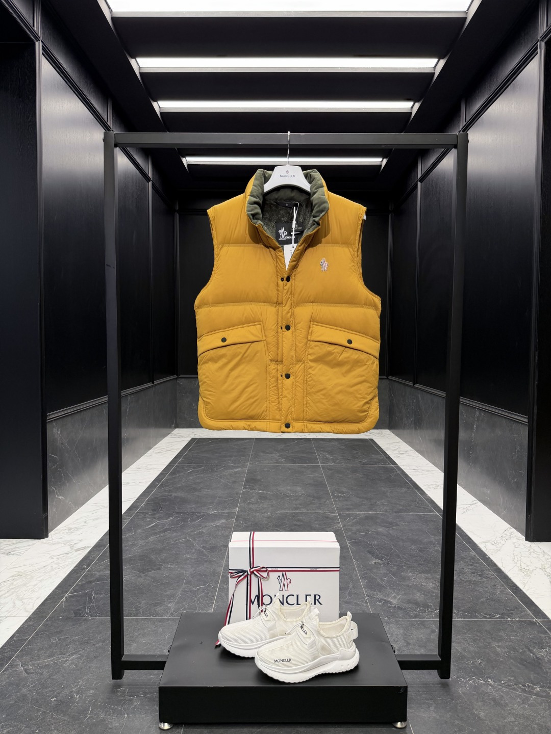 特级羽绒⬆️Moncler Grenoble高端黑标滑雪系列Aul厚款立领毛绒内里羽绒马甲.顶级鹅颈绒填充.条码款号齐全 特级羽绒⬆️Moncler Grenoble高端黑标滑雪系列Aul厚款立领毛绒内里羽绒马甲.顶级鹅颈绒填充.条码款号齐全