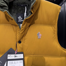 特级羽绒⬆️Moncler Grenoble高端黑标滑雪系列Aul厚款立领毛绒内里羽绒马甲.顶级鹅颈绒填充.条码款号齐全 特级羽绒⬆️Moncler Grenoble高端黑标滑雪系列Aul厚款立领毛绒内里羽绒马甲.顶级鹅颈绒填充.条码款号齐全