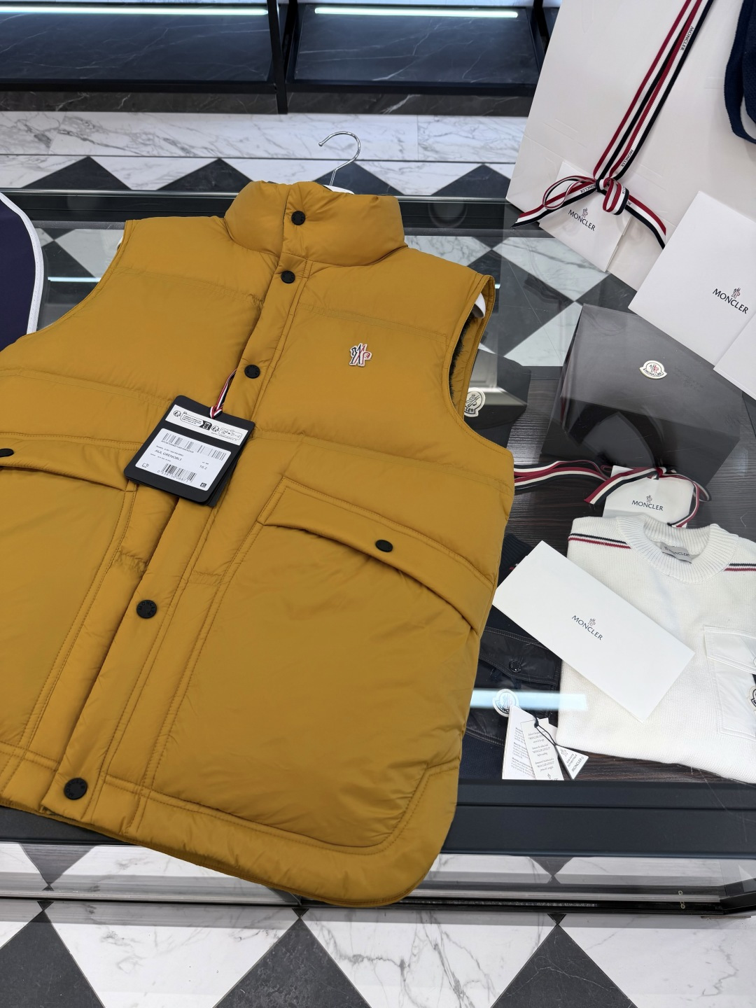 Moncler Grenoble高端黑标滑雪系列Aul厚款立领毛绒内里羽绒马甲.更多细节实拍.
