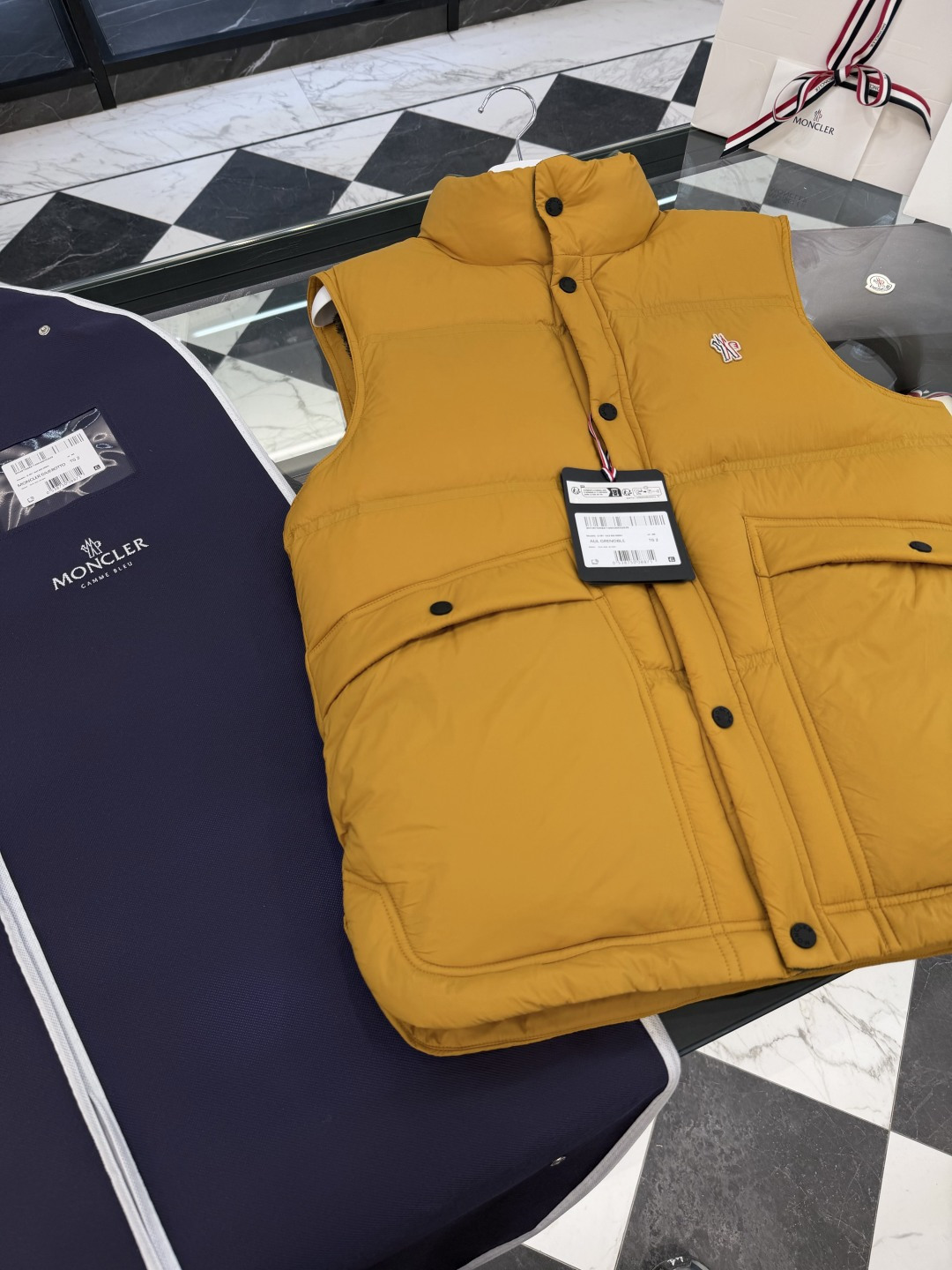 Moncler Grenoble高端黑标滑雪系列Aul厚款立领毛绒内里羽绒马甲.更多细节实拍.