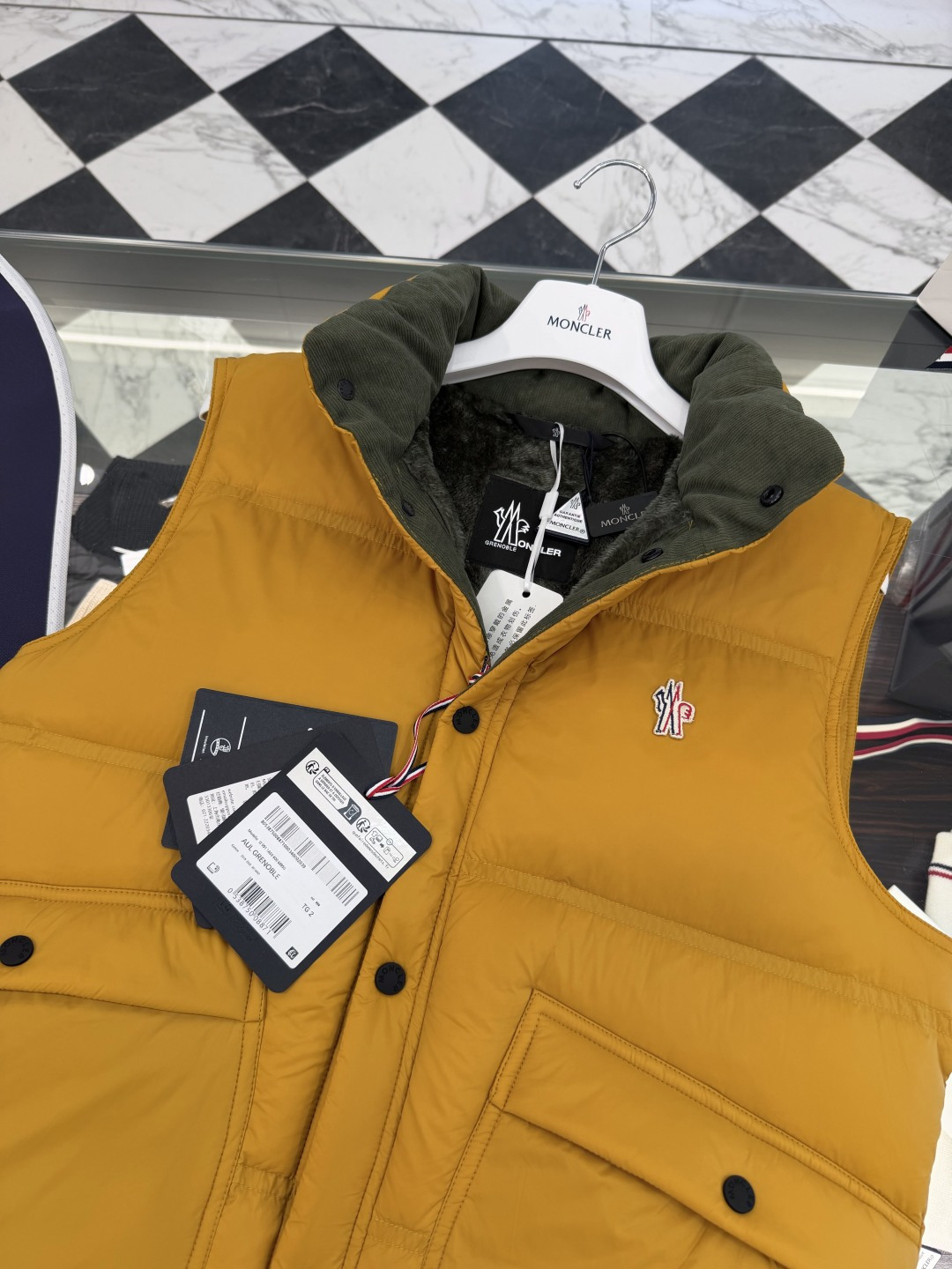 Moncler Grenoble高端黑标滑雪系列Aul厚款立领毛绒内里羽绒马甲.更多细节实拍.