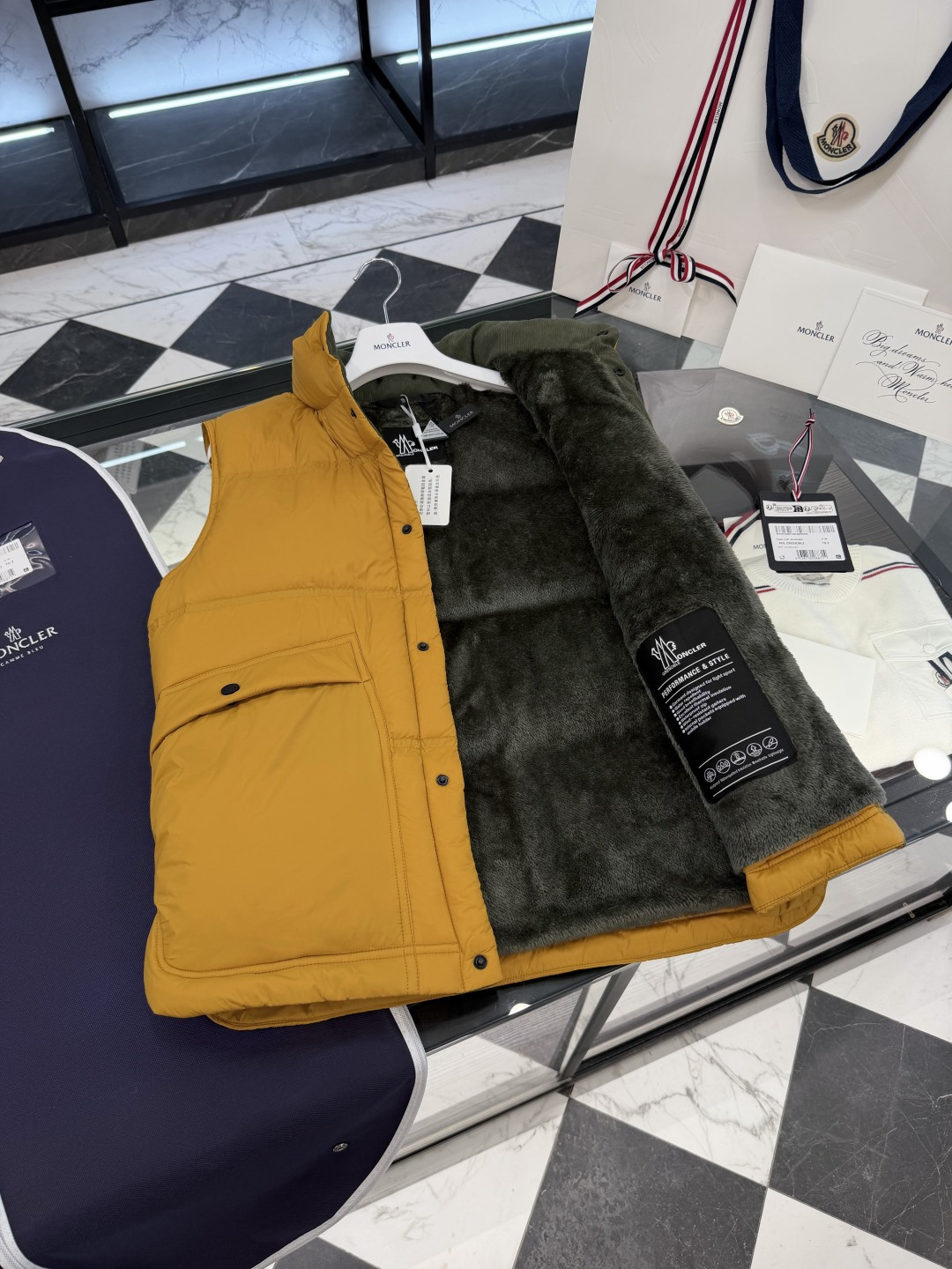 Moncler Grenoble高端黑标滑雪系列Aul厚款立领毛绒内里羽绒马甲.更多细节实拍.