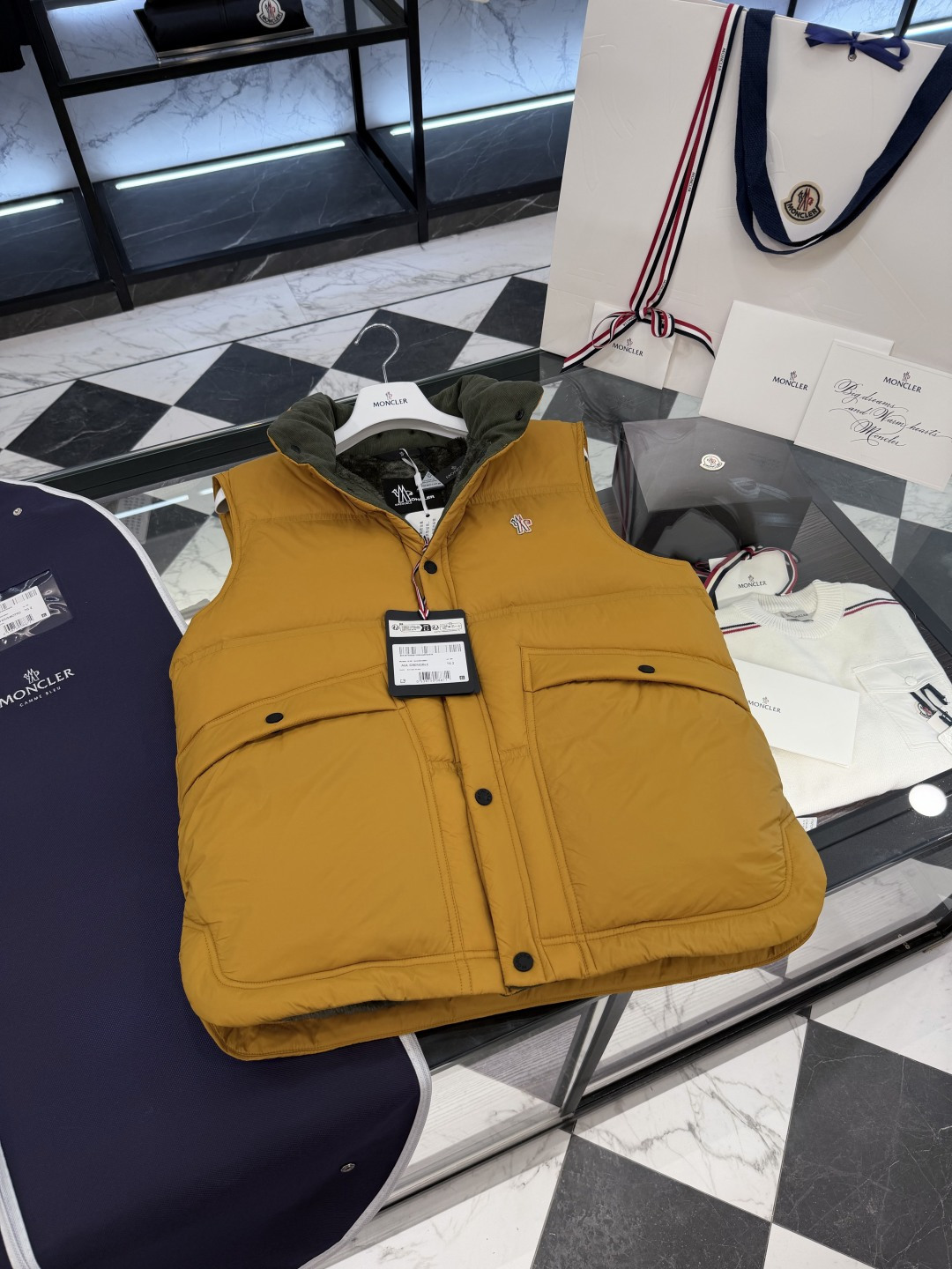 Moncler Grenoble高端黑标滑雪系列Aul厚款立领毛绒内里羽绒马甲.更多细节实拍.