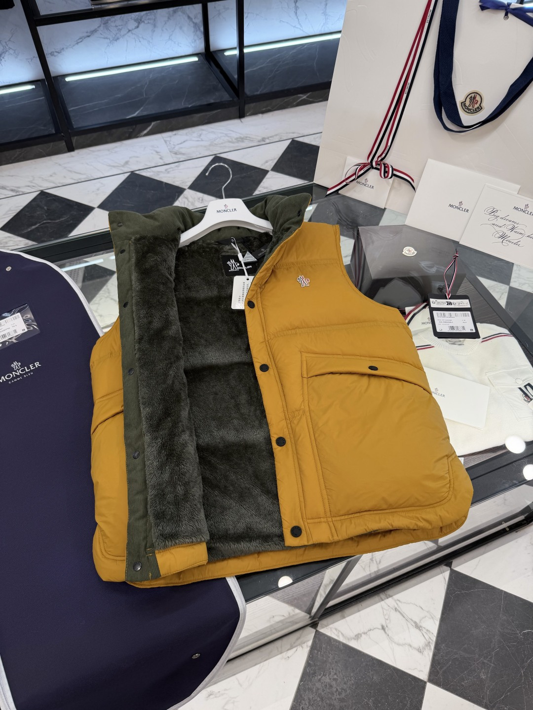 Moncler Grenoble高端黑标滑雪系列Aul厚款立领毛绒内里羽绒马甲.更多细节实拍.