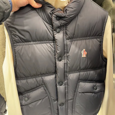 Moncler Grenoble高端黑标滑雪系列Aul厚款立领毛绒内里羽绒马甲.柜台实拍参考. Moncler Grenoble高端黑标滑雪系列Aul厚款立领毛绒内里羽绒马甲.柜台实拍参考.