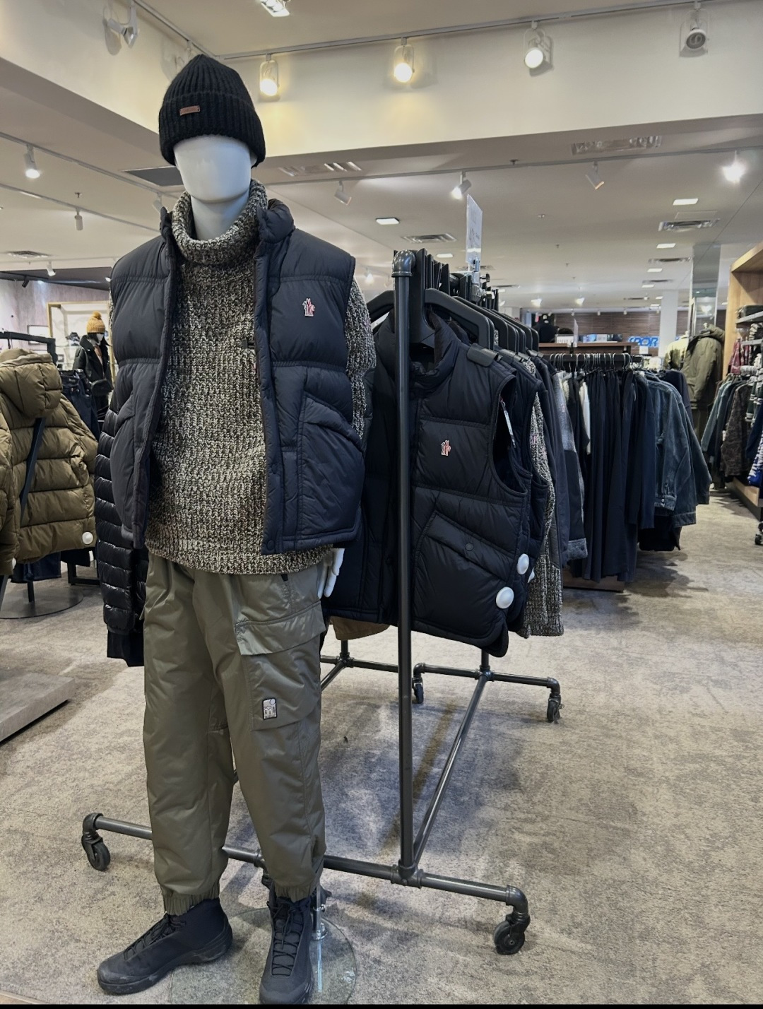 Moncler Grenoble高端黑标滑雪系列Aul厚款立领毛绒内里羽绒马甲.柜台实拍参考.