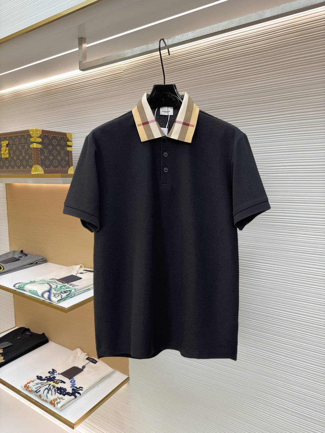 NO:915453,BURBERRY Burberry's new Polo shirt, complete with three labels, original fabric, original customized accessories, official same style, made of 210g pure cotton pique fabric, customized same vat dyed fabric, very comfortable and smooth to the touch, very wide and stylish, produced by a first-line brand factory, imported Behringer embroidery machine, embroidery is full and textured, imported Kangli direct-injection machine, printing is clear and textured, the ribs at the collar and mouth are woven with imported yarn, and will not deform after long-term wear  The latest style for spring and summer, fashionable and personalized, super versatile and good-looking, very suitable for both men and women, a must-have for everyone, sizes S-XXL,,burberry,burberry,19860909BURBERRY 巴宝莉 新款Polo衫 三标齐全 原版面料 原版订制辅料 官方同款 采用210克纯棉珠地面料,定制 同缸染面料 手感非常舒服爽滑 版型挺阔有型 一线品牌代工厂出品 进口百灵达刺绣机器 刺绣饱满有质感 进口康莉直喷机 印花清晰有质感 衣领袖口罗纹采用进口纱线织造 久穿不变形 春夏最新款式 时尚又个性 超级百搭好看的一款 男女都非常合适 人手必备款 尺码S-XXL,,burberry,burberry,,Men's clothing