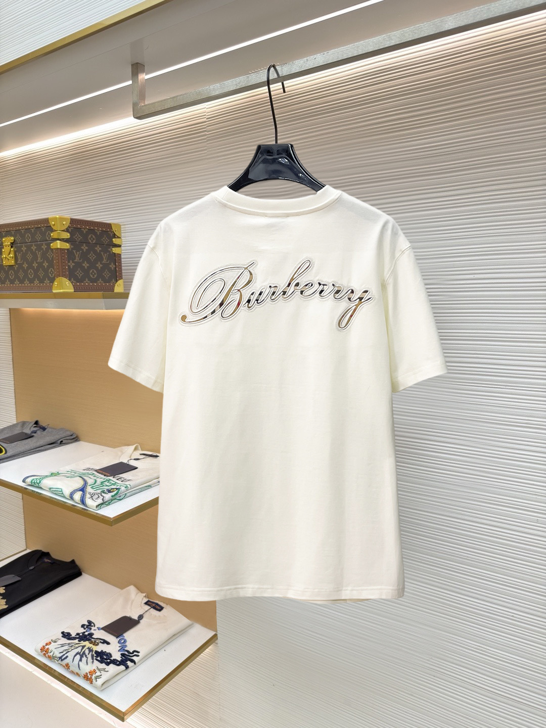 NO:915456,BURBERRY Burberry's new short-sleeved T-shirt, complete with three labels, original fabric, original customized accessories, official same style, made of 230 grams of special slippery double-ply fabric, customized in the same vat dyeing fabric, very comfortable and smooth to the touch, very wide and stylish, produced by a first-line brand OEM factory, imported Behringer embroidery machine, embroidery is full and textured, imported Kangli direct-injection machine, printing is clear and textured, collar ribs are woven with imported yarn  Long-lasting wear without losing shape. Latest spring and summer style. Fashionable and personalized. Super versatile and good-looking. Very suitable for both men and women. A must-have for everyone. Sizes S-XXL, burberry, burberry, T-shirt,19860909BURBERRY 巴宝莉 新款短袖T桖衫 三标齐全 原版面料 原版订制辅料 官方同款 采用230克特滑双股面料,定制 同缸染面料 手感非常舒服爽滑 版型挺阔有型 一线品牌代工厂出品 进口百灵达刺绣机器 刺绣饱满有质感 进口康莉直喷机 印花清晰有质感 衣领罗纹采用进口纱线织造 久穿不变形 春夏最新款式 时尚又个性 超级百搭好看的一款 男女都非常合适 人手必备款 尺码S-XXL,,burberry,burberry,T-shirt,,Men's clothing