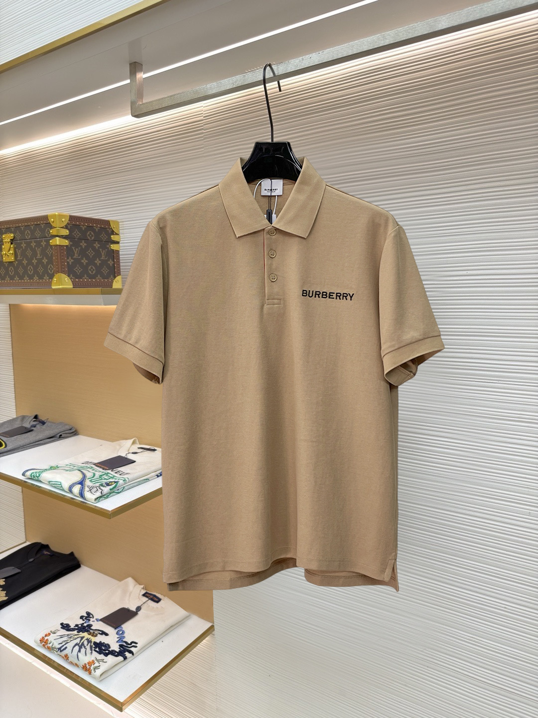 NO:915459,BURBERRY Burberry's new Polo shirt, complete with three labels, original fabric, original customized accessories, official same style, made of 210g pure cotton pique fabric, customized same vat dyed fabric, very comfortable and smooth to the touch, very wide and stylish, produced by a first-line brand factory, imported Behringer embroidery machine, embroidery is full and textured, imported Kangli direct-injection machine, printing is clear and textured, the ribs at the collar and mouth are woven with imported yarn, and will not deform after long-term wear  The latest style for spring and summer, fashionable and personalized, super versatile and good-looking, very suitable for both men and women, a must-have for everyone, sizes S-XXL,,burberry,burberry,19860909BURBERRY 巴宝莉 新款Polo衫 三标齐全 原版面料 原版订制辅料 官方同款 采用210克纯棉珠地面料,定制 同缸染面料 手感非常舒服爽滑 版型挺阔有型 一线品牌代工厂出品 进口百灵达刺绣机器 刺绣饱满有质感 进口康莉直喷机 印花清晰有质感 衣领袖口罗纹采用进口纱线织造 久穿不变形 春夏最新款式 时尚又个性 超级百搭好看的一款 男女都非常合适 人手必备款 尺码S-XXL,,burberry,burberry,,Men's clothing