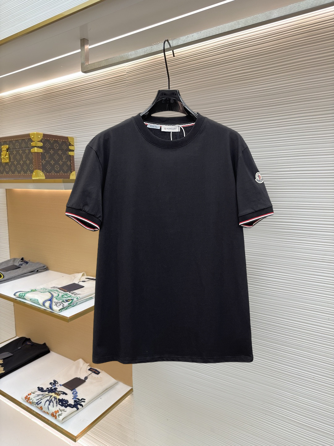 NO:915461,Mouth cover, new short-sleeved T-shirt, complete with three labels, original fabric, original customized accessories, official same style, made of 32S 260g compact fabric, customized, same vat dyed fabric, very comfortable and smooth to the touch, very wide and stylish, produced by a first-line brand factory, imported Behringer embroidery machine, embroidery is full and textured, imported Kangli direct-injection machine, printing is clear and textured, collar ribs are woven with imported yarn, and will not deform after long-term wear  The latest spring and summer style, fashionable and personalized, super versatile and good-looking, very suitable for both men and women, a must-have for everyone, sizes S-XXL, Moncler, T-shirt,19860909蒙口 新款短袖T桖衫 三标齐全 原版面料 原版订制辅料 官方同款 采用32S 260克紧密面料,定制 同缸染面料 手感非常舒服爽滑 版型挺阔有型 一线品牌代工厂出品 进口百灵达刺绣机器 刺绣饱满有质感 进口康莉直喷机 印花清晰有质感 衣领罗纹采用进口纱线织造 久穿不变形 春夏最新款式 时尚又个性 超级百搭好看的一款 男女都非常合适 人手必备款 尺码S-XXL,,Moncler,T-shirt,,Men's clothing
