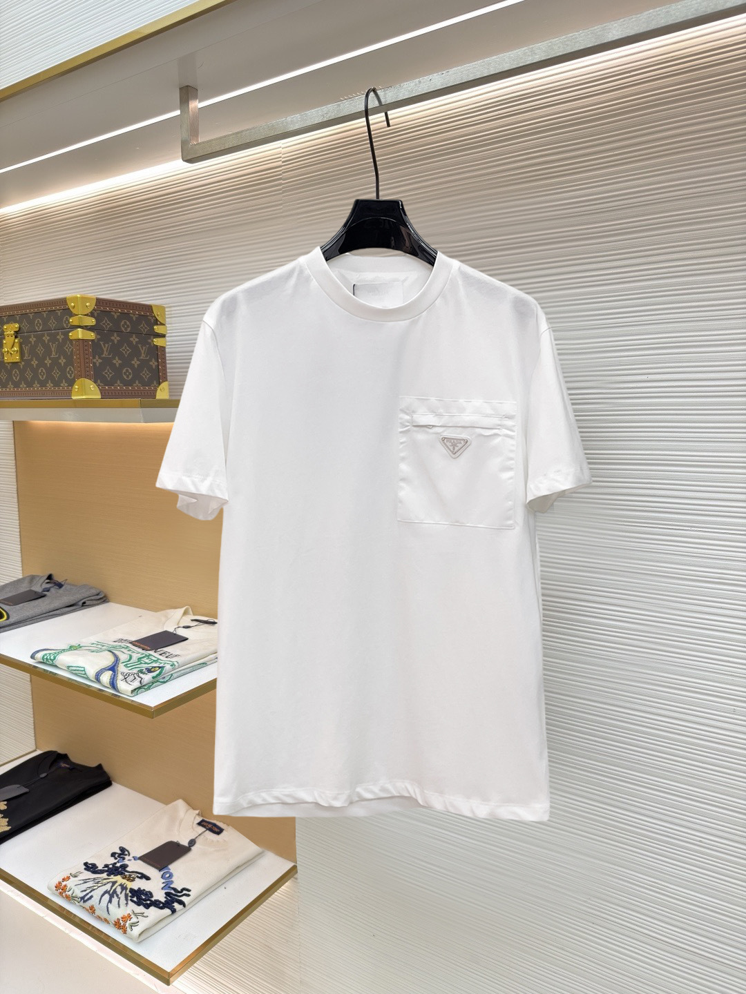 NO:915465,(Counter chip version) Prada's new short-sleeved T-shirt, complete with three labels, original fabric, original customized accessories, official same style, made of 200 grams of special slippery double-ply fabric, customized in the same vat dyeing fabric, very comfortable and smooth to the touch, very wide and stylish, produced by a first-line brand OEM factory, imported Behringer embroidery machine, embroidery is full and textured, imported Kangli direct-injection machine, printing is clear and textured, collar ribs are woven with imported yarn  Long-lasting wear without losing shape. The latest style for spring and summer. Fashionable and personalized. Super versatile and good-looking. Very suitable for both men and women. A must-have for everyone. Sizes S-XXL, prada, T-shirt,19860909（专柜芯片版）普拉达 新款短袖T桖衫 三标齐全 原版面料 原版订制辅料 官方同款 采用200克特滑双股面料,定制 同缸染面料 手感非常舒服爽滑 版型挺阔有型 一线品牌代工厂出品 进口百灵达刺绣机器 刺绣饱满有质感 进口康莉直喷机 印花清晰有质感 衣领罗纹采用进口纱线织造 久穿不变形 春夏最新款式 时尚又个性 超级百搭好看的一款 男女都非常合适 人手必备款 尺码S-XXL,,prada,T-shirt,,Men's clothing