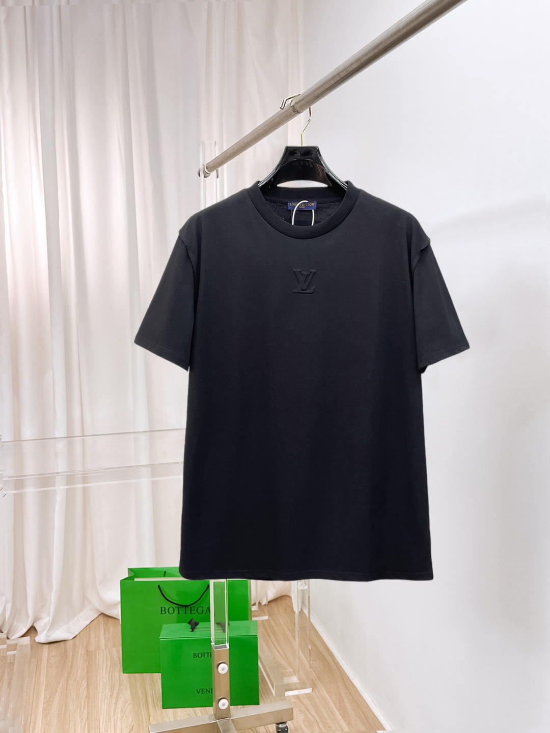 LV 新款短袖T桖衫 三标齐全 原版面料 原版订制辅料 官方同款 采用32S 260克紧密面料,定制 同缸染面料 手感非常舒服爽滑 版型挺阔有型 一线品牌代工厂出品 衣领罗纹采用进口纱线织造 久穿不变形 春夏最新款式 时尚又个性 超级百搭好看的一款 男女都非常合适 人手必备款