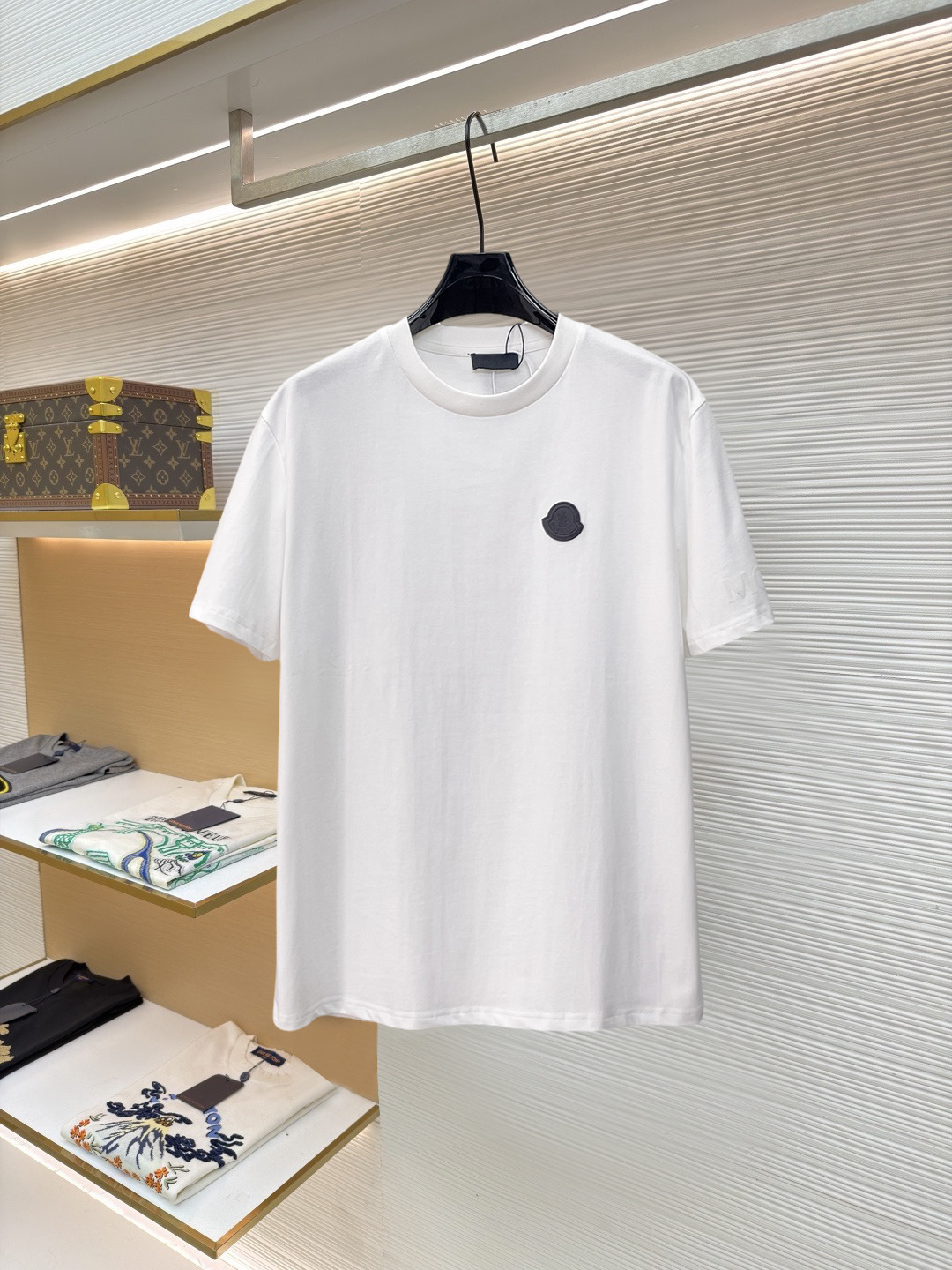 NO:847073,Mouth cover, new short-sleeved T-shirt, complete with three labels, original fabric, original customized accessories, official same style, made of 32S 260g compact fabric, customized, same vat dyed fabric, very comfortable and smooth to the touch, very wide and stylish, produced by a first-line brand factory, imported Behringer embroidery machine, embroidery is full and textured, imported Kangli direct-injection machine, printing is clear and textured, collar ribs are woven with imported yarn, and will not deform after long-term wear  The latest spring and summer style, fashionable and personalized, super versatile and good-looking, very suitable for both men and women, a must-have for everyone, sizes S-XXL, Moncler, T-shirt,19860909蒙口 新款短袖T桖衫 三标齐全 原版面料 原版订制辅料 官方同款 采用32S 260克紧密面料,定制 同缸染面料 手感非常舒服爽滑 版型挺阔有型 一线品牌代工厂出品 进口百灵达刺绣机器 刺绣饱满有质感 进口康莉直喷机 印花清晰有质感 衣领罗纹采用进口纱线织造 久穿不变形 春夏最新款式 时尚又个性 超级百搭好看的一款 男女都非常合适 人手必备款 尺码S-XXL,,Moncler,T-shirt,,Men's clothing