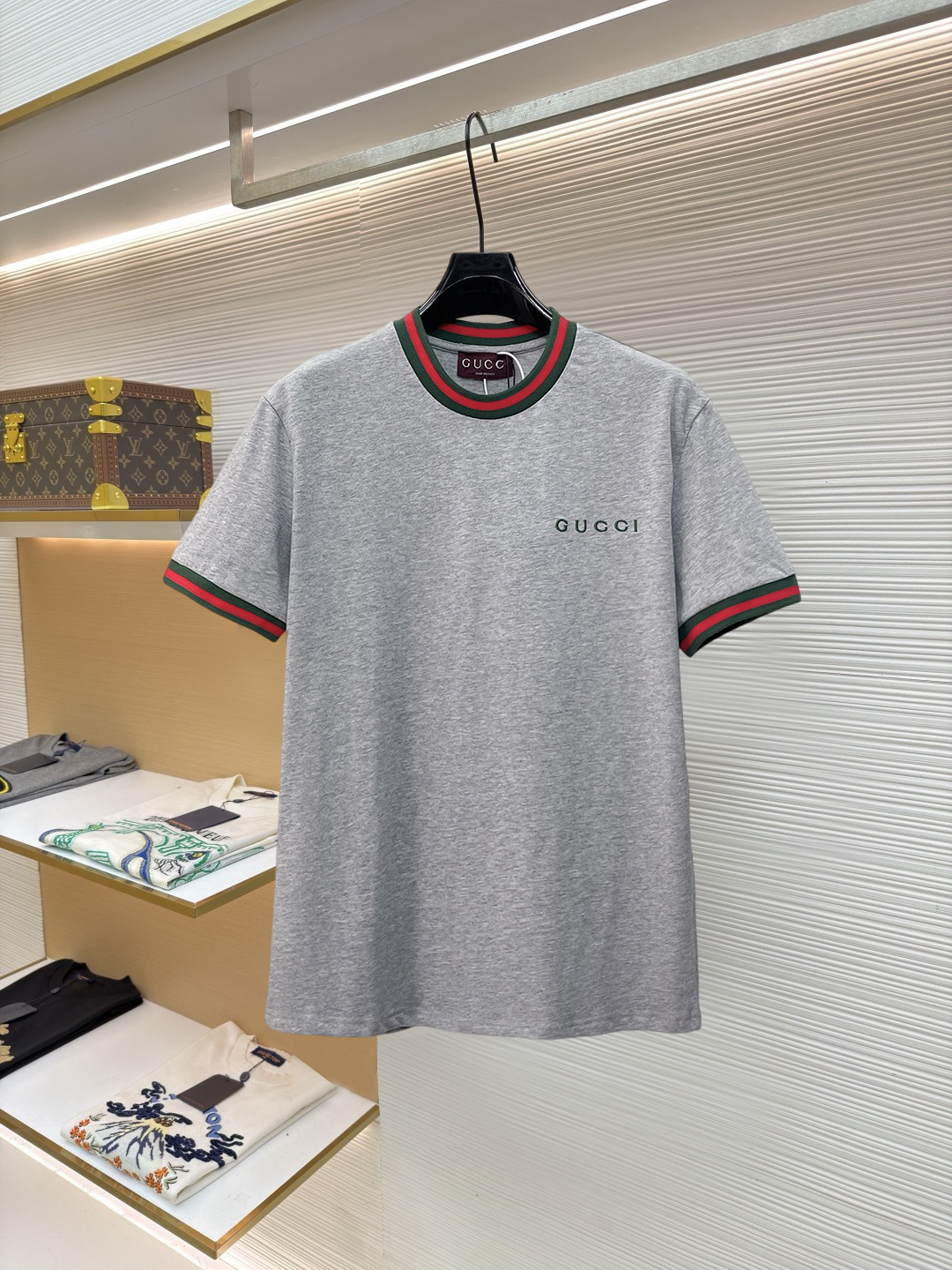 NO:847078,Gucci's new short-sleeved T-shirt, complete with three labels, original fabric, original customized accessories, official same style, made of 32S 260g compact fabric, customized same vat dyed fabric, feels very comfortable and smooth, very wide and stylish, produced by a first-line brand factory, imported Behringer embroidery machine, embroidery is full and textured, imported Kangli direct-injection machine, printing is clear and textured, the collar rib is woven with imported yarn, and will not deform after long-term wear  The latest spring and summer style, fashionable and personalized, super versatile and good-looking, very suitable for both men and women, a must-have for everyone, sizes S-XXL, Gucci, T-shirt,19860909古驰 新款短袖T桖衫 三标齐全 原版面料 原版订制辅料 官方同款 采用32S 260克紧密面料,定制 同缸染面料 手感非常舒服爽滑 版型挺阔有型 一线品牌代工厂出品 进口百灵达刺绣机器 刺绣饱满有质感 进口康莉直喷机 印花清晰有质感 衣领罗纹采用进口纱线织造 久穿不变形 春夏最新款式 时尚又个性 超级百搭好看的一款 男女都非常合适 人手必备款 尺码S-XXL,,gucci,T-shirt,,Men's clothing