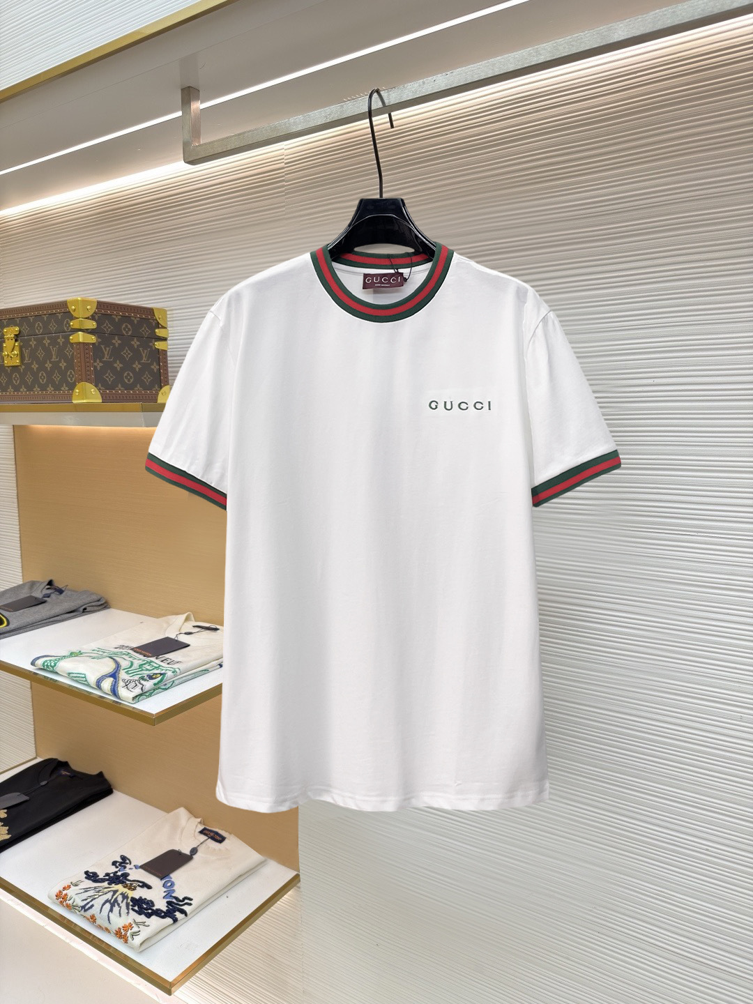 NO:847076,Gucci's new short-sleeved T-shirt, complete with three labels, original fabric, original customized accessories, official same style, made of 32S 260g compact fabric, customized, same vat dyed fabric, feels very comfortable and smooth, very wide and stylish, produced by a first-line brand factory, imported Behringer embroidery machine, embroidery is full and textured, imported Kangli direct-injection machine, printing is clear and textured, the collar rib is woven with imported yarn, and will not deform after long-term wear  The latest spring and summer style, fashionable and personalized, super versatile and good-looking, very suitable for both men and women, a must-have for everyone, sizes S-XXL, Gucci, T-shirt,19860909古驰新款短袖T桖衫 三标齐全 原版面料 原版订制辅料 官方同款 采用32S 260克紧密面料,定制 同缸染面料 手感非常舒服爽滑 版型挺阔有型 一线品牌代工厂出品 进口百灵达刺绣机器 刺绣饱满有质感 进口康莉直喷机 印花清晰有质感 衣领罗纹采用进口纱线织造 久穿不变形 春夏最新款式 时尚又个性 超级百搭好看的一款 男女都非常合适 人手必备款 尺码S-XXL,,gucci,T-shirt,,Men's clothing