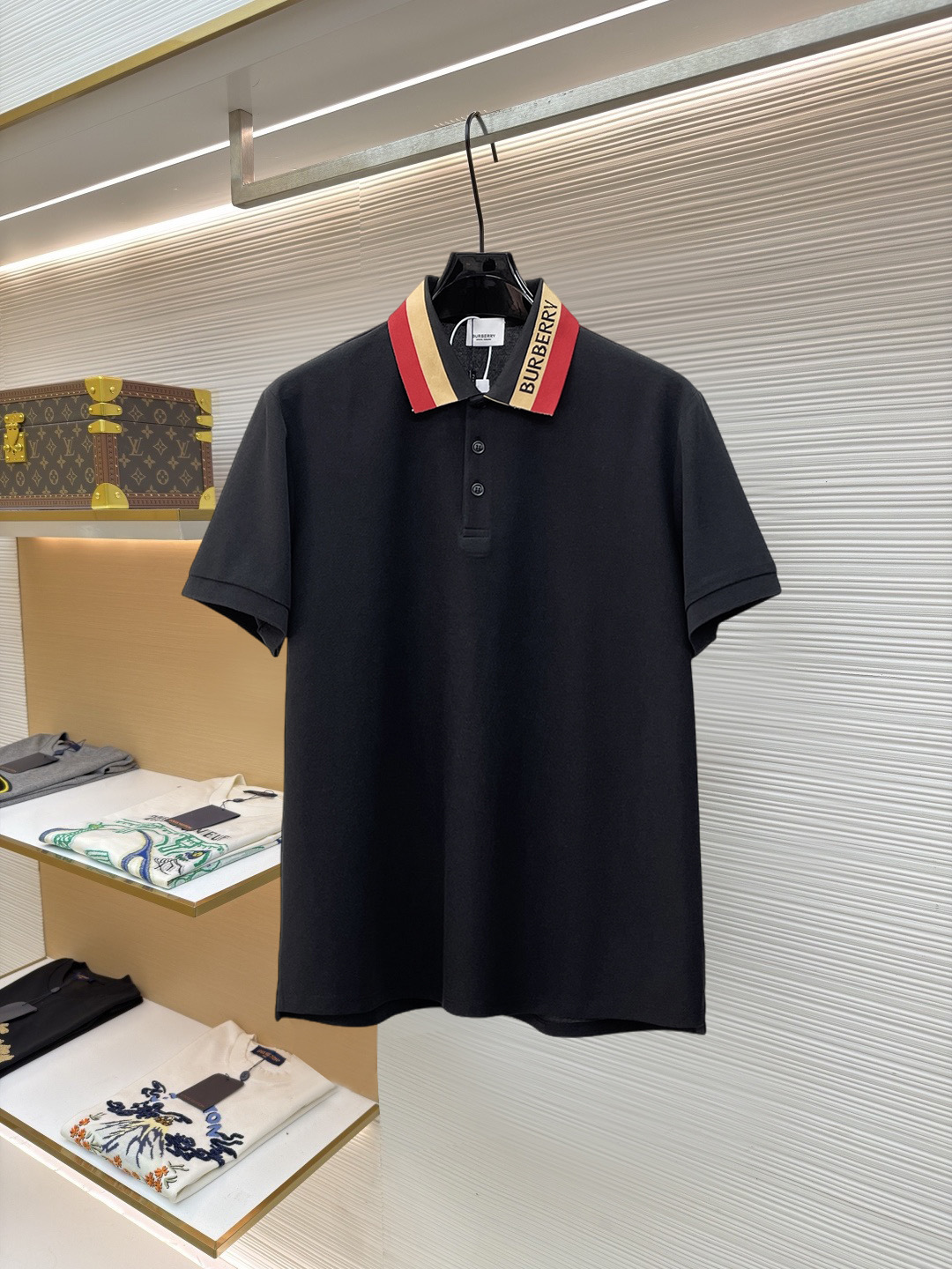 NO:847091,BURBERRY Burberry's new Polo shirt, complete with three labels, original fabric, original customized accessories, official same style, made of 210g pure cotton pique fabric, customized same vat dyed fabric, very comfortable and smooth to the touch, very wide and stylish, produced by a first-line brand factory, imported Behringer embroidery machine, embroidery is full and textured, imported Kangli direct-injection machine, printing is clear and textured, the ribs at the collar and mouth are woven with imported yarn, and will not deform after long-term wear  The latest style for spring and summer, fashionable and personalized, super versatile and good-looking, very suitable for both men and women, a must-have for everyone, sizes S-XXL,, burberry, burberry,19860909BURBERRY 巴宝莉 新款Polo衫 三标齐全 原版面料 原版订制辅料 官方同款 采用210克纯棉珠地面料,定制 同缸染面料 手感非常舒服爽滑 版型挺阔有型 一线品牌代工厂出品 进口百灵达刺绣机器 刺绣饱满有质感 进口康莉直喷机 印花清晰有质感 衣领袖口罗纹采用进口纱线织造 久穿不变形 春夏最新款式 时尚又个性 超级百搭好看的一款 男女都非常合适 人手必备款 尺码S-XXL,,burberry,burberry,,Men's clothing