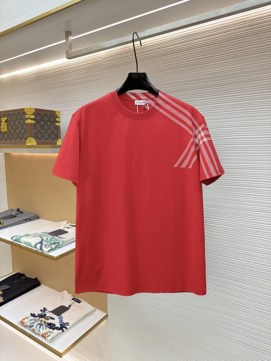 NO:847080,BURBERRY Burberry's new short-sleeved T-shirt, complete with three labels, original fabric, original custom-made accessories, official same style, made of 230 grams of special slippery double-ply fabric, customized in the same vat dyeing fabric, very comfortable and smooth to the touch, very wide and stylish, produced by a first-line brand OEM factory, imported Behringer embroidery machine, embroidery is full and textured, imported Kangli direct-injection machine, printing is clear and textured, collar ribs are woven with imported yarn  Long-lasting wear without losing shape. Latest spring and summer style. Fashionable and personalized. Super versatile and good-looking. Very suitable for both men and women. A must-have for everyone. Sizes S-XXL, burberry, burberry, T-shirt,19860909BURBERRY 巴宝莉 新款短袖T桖衫衫 三标齐全 原版面料 原版订制辅料 官方同款 采用230克特滑双股面料,定制 同缸染面料 手感非常舒服爽滑 版型挺阔有型 一线品牌代工厂出品 进口百灵达刺绣机器 刺绣饱满有质感 进口康莉直喷机 印花清晰有质感 衣领罗纹采用进口纱线织造 久穿不变形 春夏最新款式 时尚又个性 超级百搭好看的一款 男女都非常合适 人手必备款 尺码S-XXL,,burberry,burberry,T-shirt,,Men's clothing