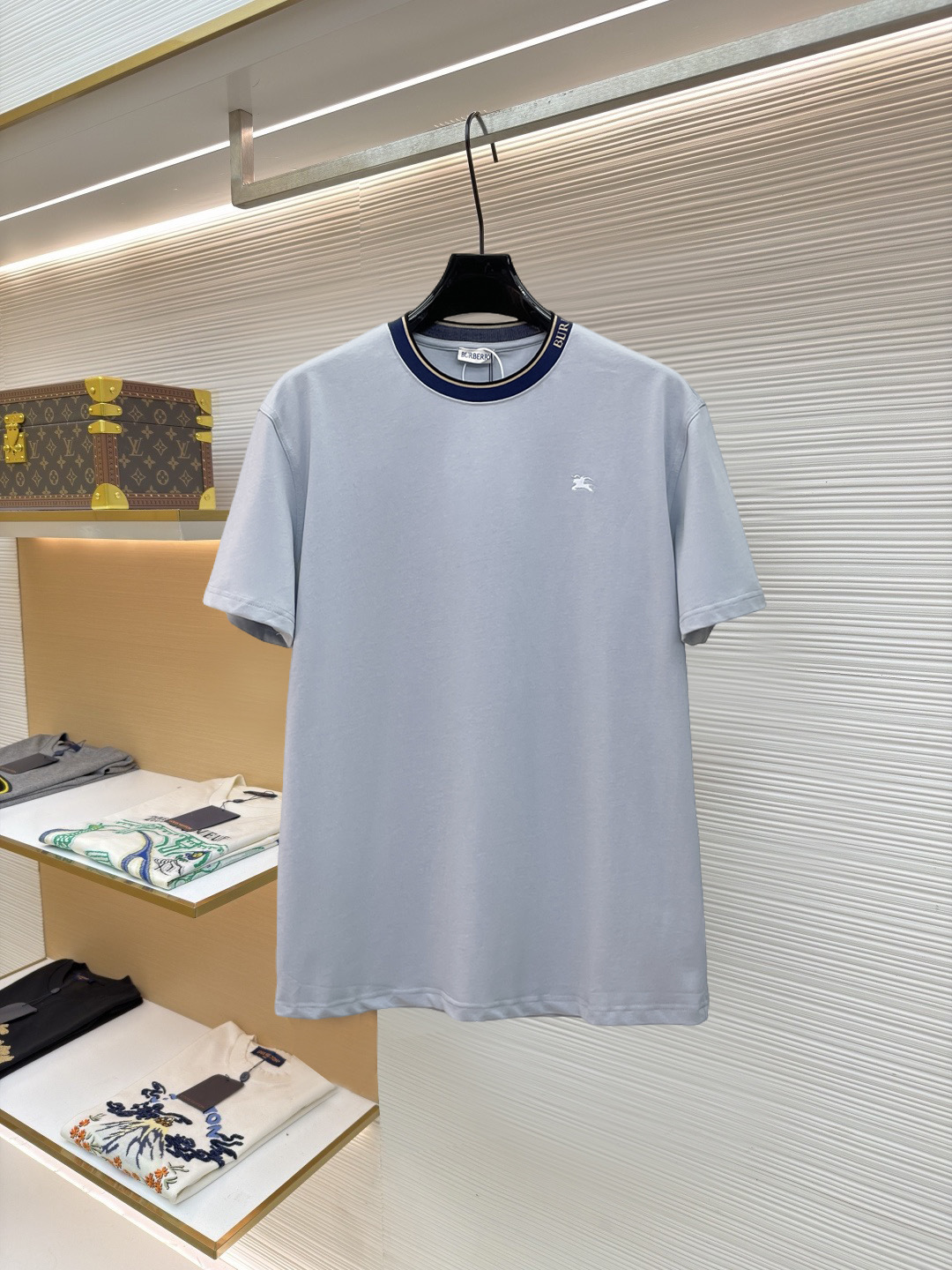 NO:847084,BURBERRY Burberry's new short-sleeved T-shirt, complete with three labels, original fabric, original customized accessories, official same style, made of 260g pure cotton compact fabric, customized in the same vat dyeing fabric, very comfortable and smooth to the touch, very wide and stylish, produced by a first-line brand OEM factory, imported Behringer embroidery machine, embroidery is full and textured, imported Kangli direct-injection machine, printing is clear and textured, collar ribs are woven with imported yarn  Long-lasting wear without losing shape. Latest spring and summer style. Fashionable and personalized. Super versatile and good-looking. Very suitable for both men and women. A must-have for everyone. Sizes S-XXL, burberry, burberry, T-shirt,19860909BURBERRY 巴宝莉 新款短袖T桖衫衫 三标齐全 原版面料 原版订制辅料 官方同款 采用260克纯棉紧密面料,定制 同缸染面料 手感非常舒服爽滑 版型挺阔有型 一线品牌代工厂出品 进口百灵达刺绣机器 刺绣饱满有质感 进口康莉直喷机 印花清晰有质感 衣领罗纹采用进口纱线织造 久穿不变形 春夏最新款式 时尚又个性 超级百搭好看的一款 男女都非常合适 人手必备款 尺码S-XXL,,burberry,burberry,T-shirt,,Men's clothing
