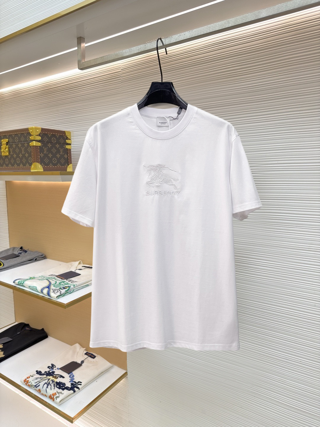 NO:847088,BURBERRY Burberry's new short-sleeved T-shirt, complete with three labels, original fabric, original custom-made accessories, official same style, made of 230 grams of special slippery double-ply fabric, customized in the same vat dyeing fabric, very comfortable and smooth to the touch, very wide and stylish, produced by a first-line brand OEM factory, imported Behringer embroidery machine, embroidery is full and textured, imported Kangli direct-injection machine, printing is clear and textured, collar ribs are woven with imported yarn  Long-lasting wear without losing shape. Latest spring and summer style. Fashionable and personalized. Super versatile and good-looking. Very suitable for both men and women. A must-have for everyone. Sizes S-XXL, burberry, burberry, T-shirt,19860909BURBERRY 巴宝莉 新款短袖T桖衫衫 三标齐全 原版面料 原版订制辅料 官方同款 采用230克特滑双股面料,定制 同缸染面料 手感非常舒服爽滑 版型挺阔有型 一线品牌代工厂出品 进口百灵达刺绣机器 刺绣饱满有质感 进口康莉直喷机 印花清晰有质感 衣领罗纹采用进口纱线织造 久穿不变形 春夏最新款式 时尚又个性 超级百搭好看的一款 男女都非常合适 人手必备款 尺码S-XXL,,burberry,burberry,T-shirt,,Men's clothing