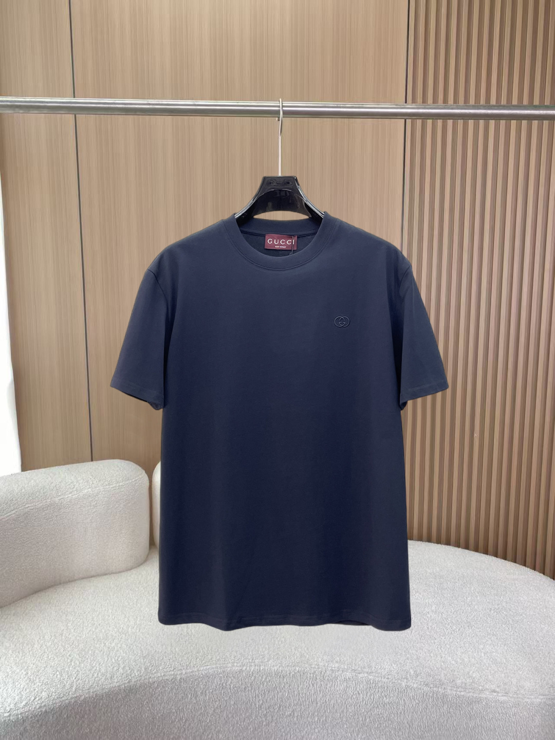 NO:855901,Gucci's new short-sleeved T-shirt, complete with three labels, original fabric, original customized accessories, official same style, made of 32S 260g compact fabric, customized same vat dyed fabric, feels very comfortable and smooth, very wide and stylish, produced by a first-line brand factory, the collar rib is woven with imported yarn, will not deform after long-term wear, the latest spring and summer style, fashionable and personalized, super versatile and good-looking, very suitable for both men and women, a must-have item for everyone  Size S-XXL,,gucci,T-shirt,19860909古驰 新款短袖T桖衫 三标齐全 原版面料 原版订制辅料 官方同款 采用32S 260克紧密面料,定制 同缸染面料 手感非常舒服爽滑 版型挺阔有型 一线品牌代工厂出品 衣领罗纹采用进口纱线织造 久穿不变形 春夏最新款式 时尚又个性 超级百搭好看的一款 男女都非常合适 人手必备款 尺码S-XXL,,gucci,T-shirt,,Men's clothing
